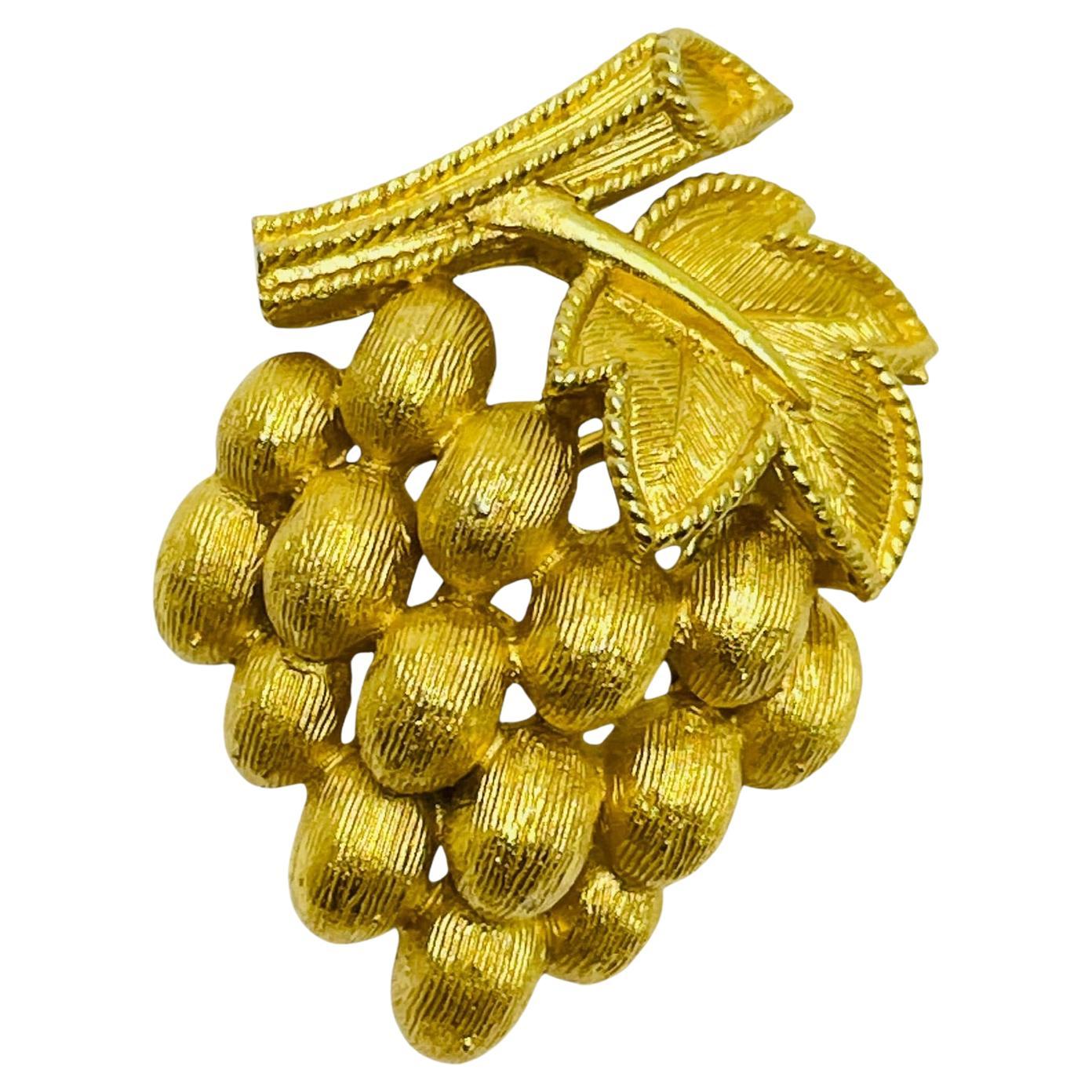 Petite broche vintage TRIFARI crown signée couleur gris or