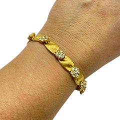 Bracciale d'epoca Trifari con corona firmata e strass color oro
