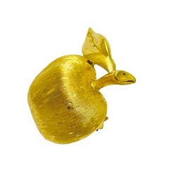 Vintage TRIFARI Krone signierte goldfarbene Designer-Brosche in Apfelform, TRIFARI