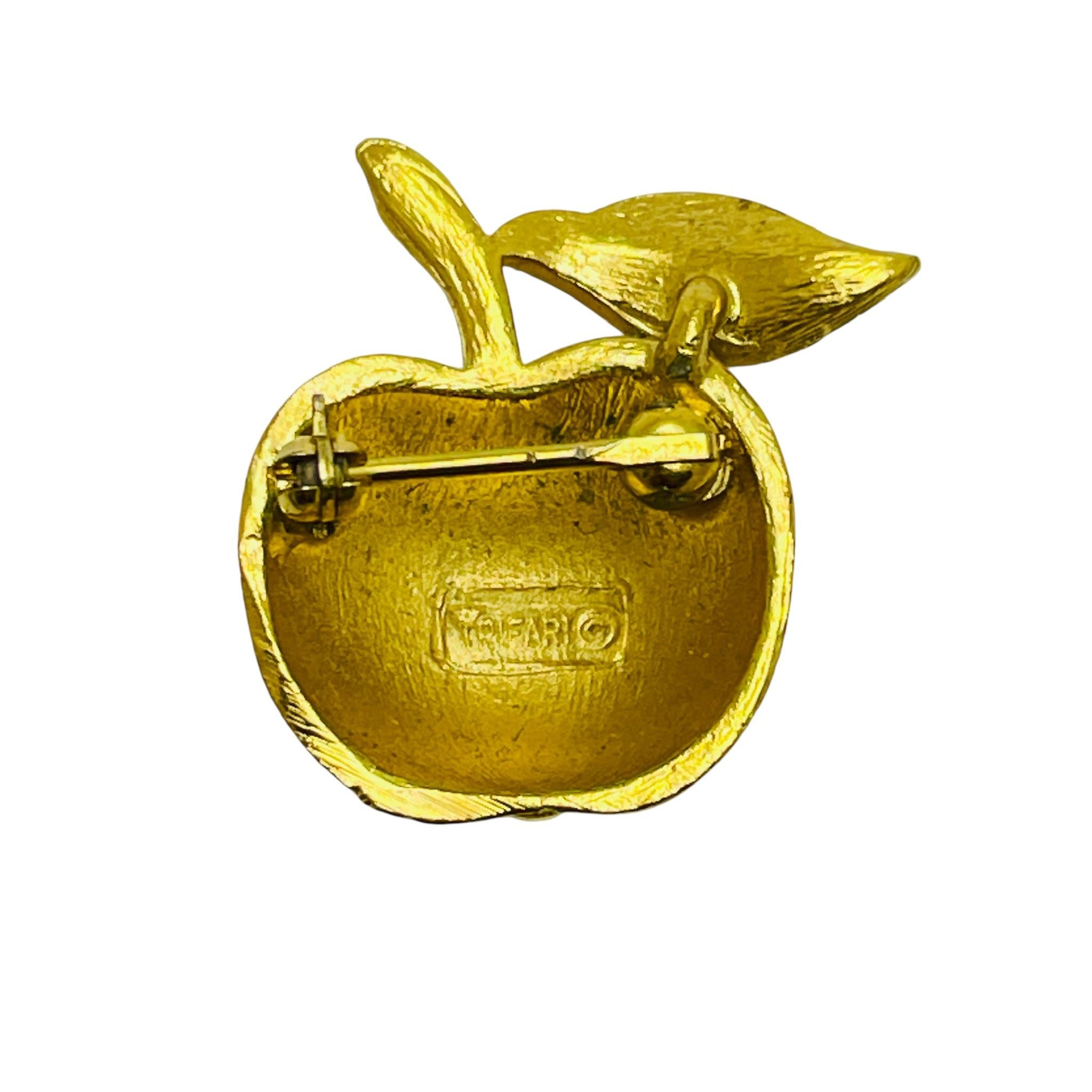 Vintage TRIFARI corona firmada tono de oro pequeño broche de diseño manzana en Bueno estado para la venta en Palos Hills, IL