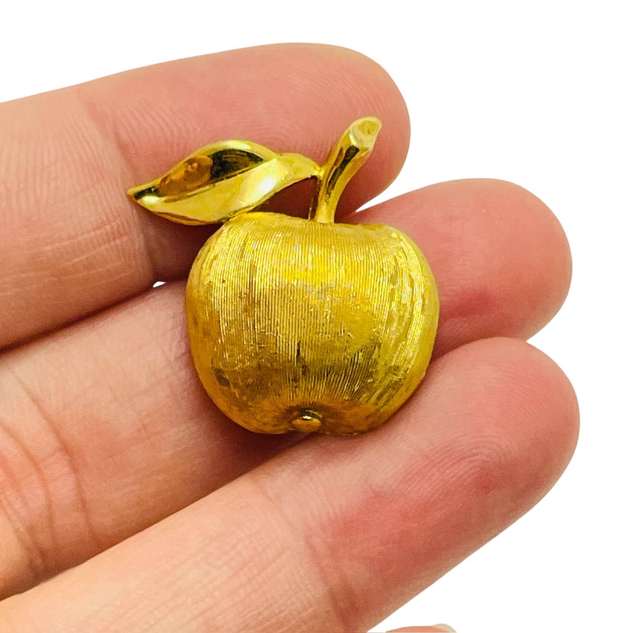 De las mujeres Vintage TRIFARI corona firmada tono de oro pequeño broche de diseño manzana en venta