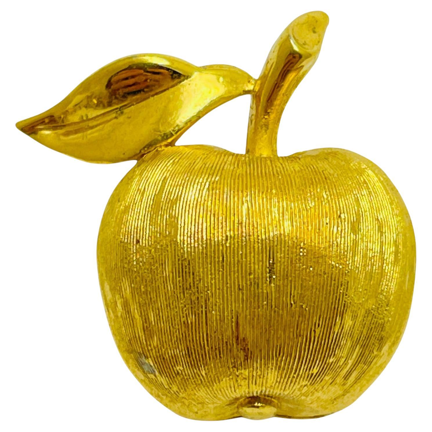 Vintage TRIFARI corona firmada tono de oro pequeño broche de diseño manzana en venta