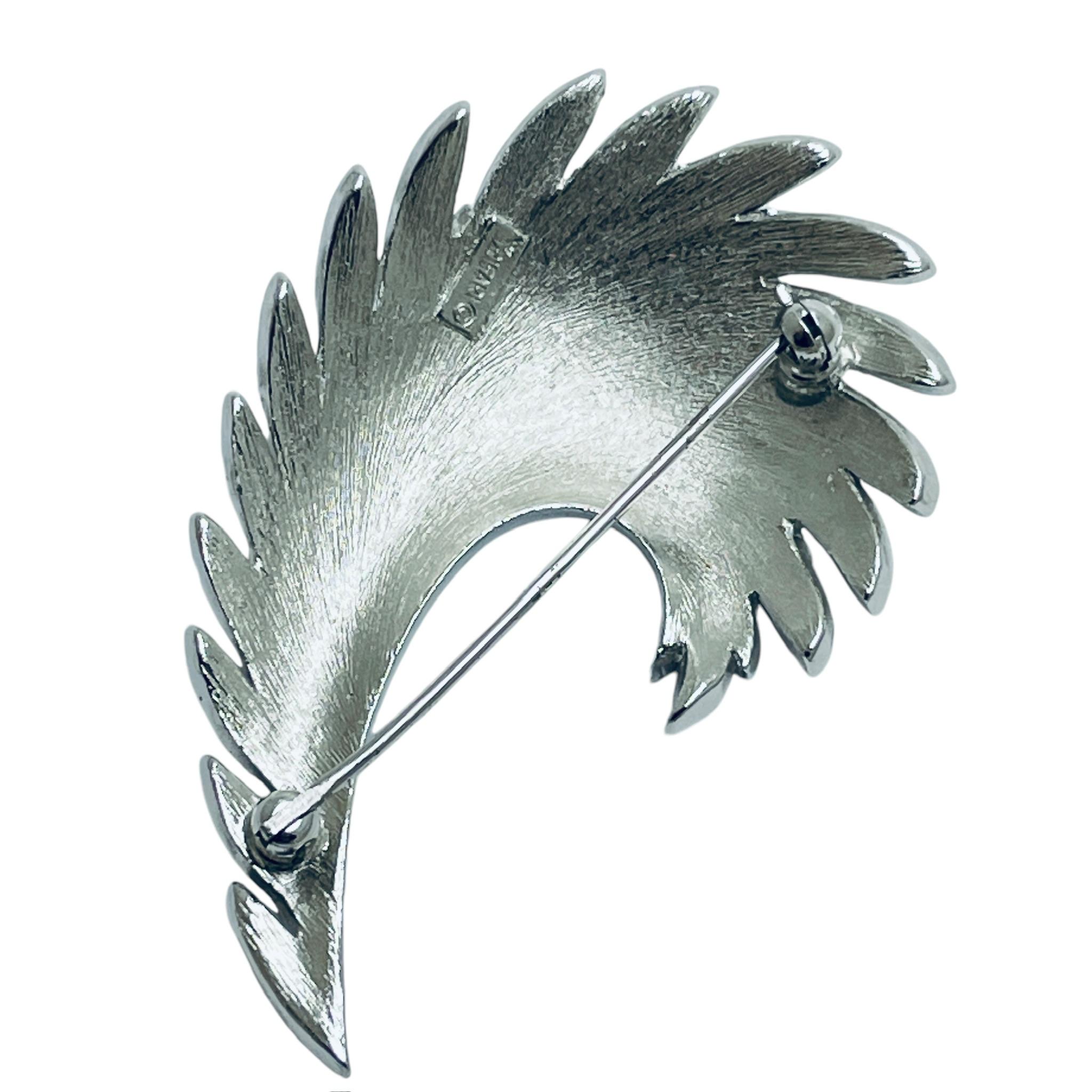 Vintage TRIFARI crown silver tone designer brooch In Good Condition For Sale In Palos Hills, IL