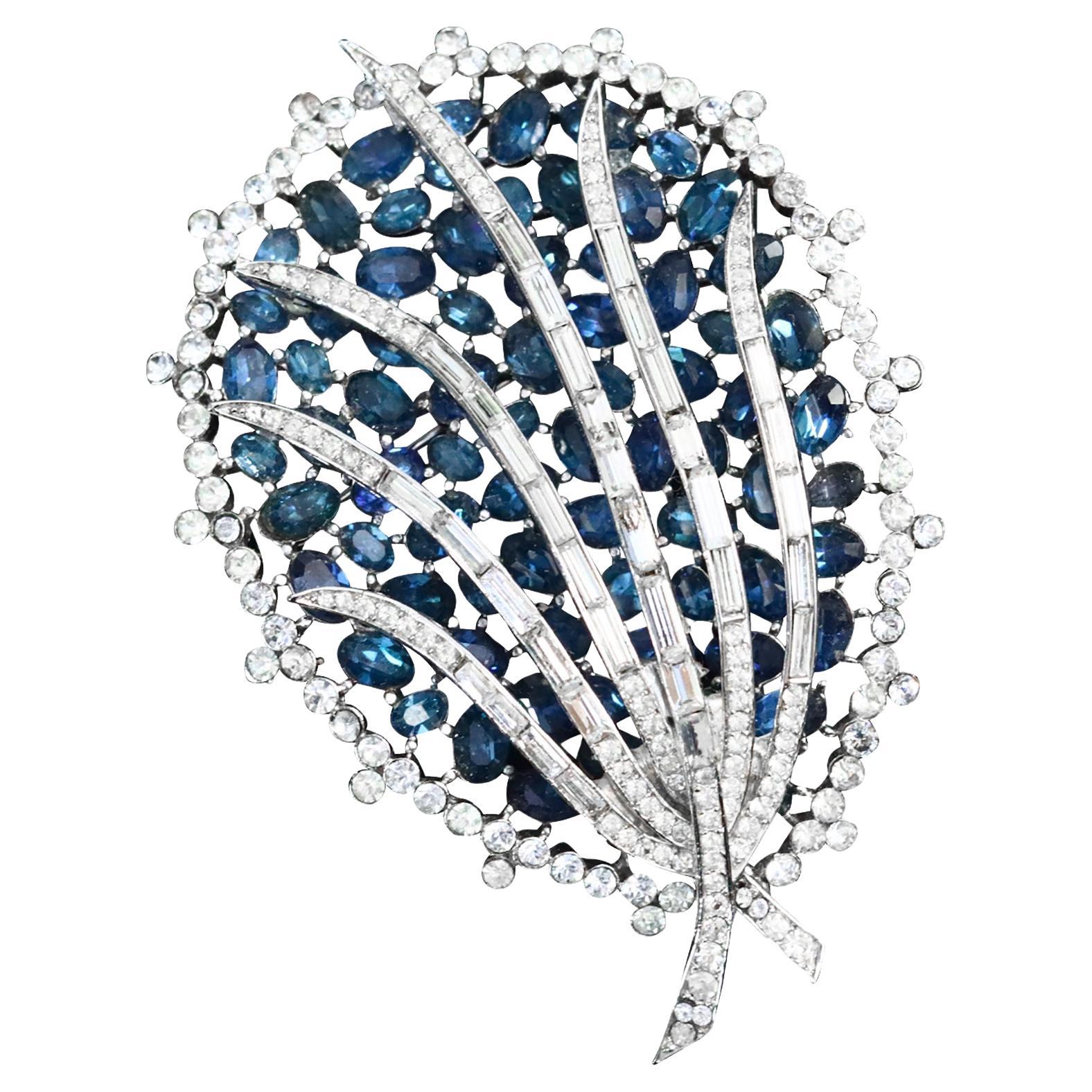 Trifari, grande broche vintage en diamants et saphirs de couleur, années 1960