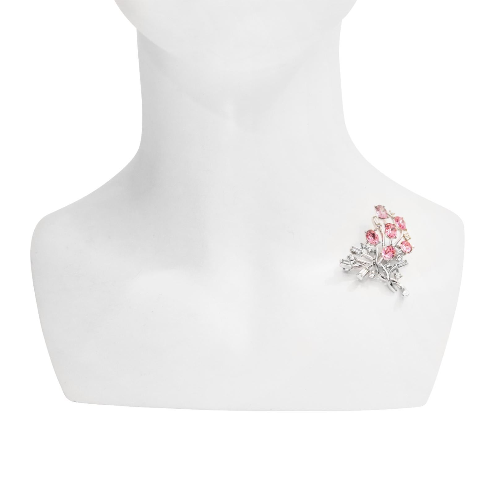 Trifari Broche vintage en diamants roses et baguettes, années 1960 Unisexe en vente