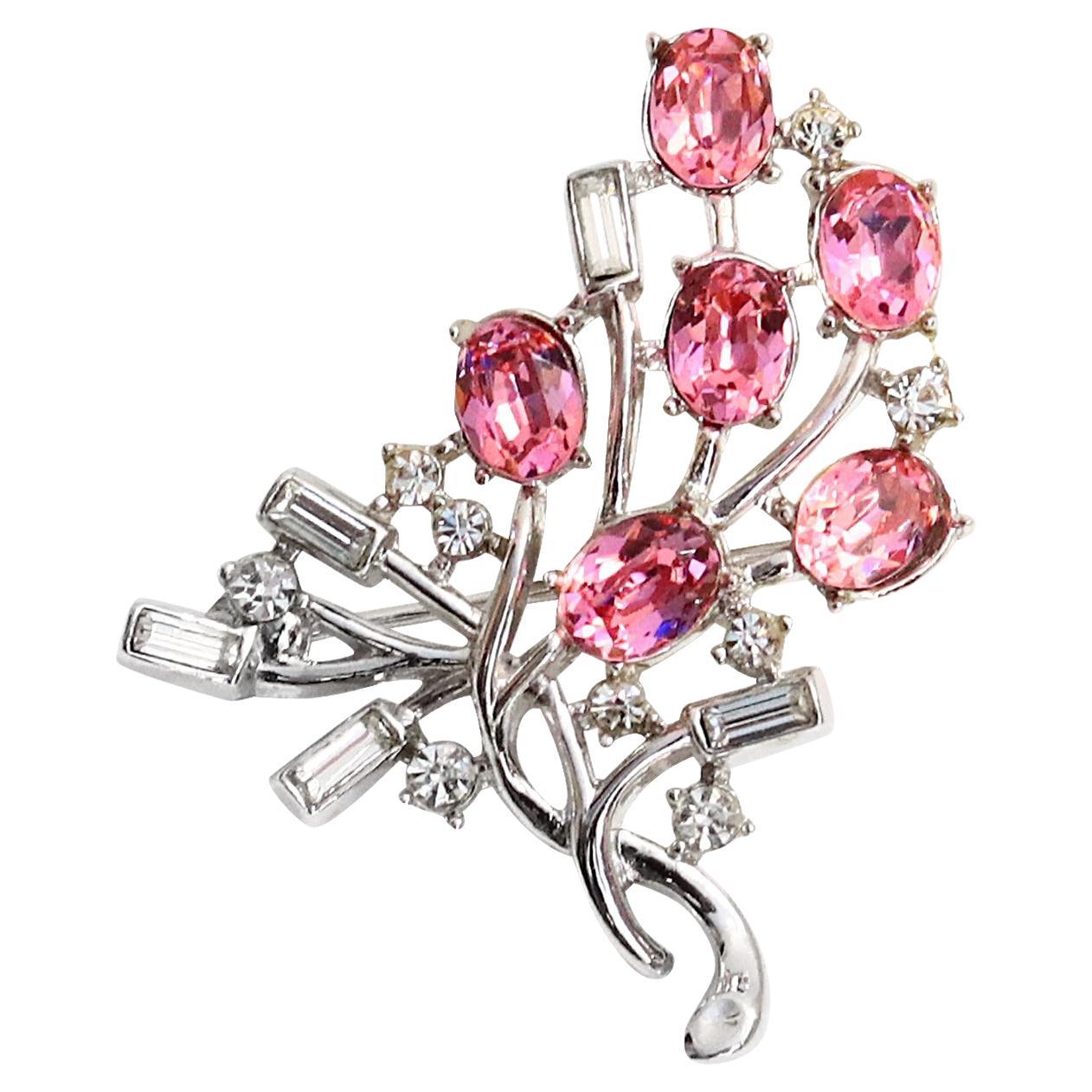 Trifari Broche vintage en diamants roses et baguettes, années 1960 en vente