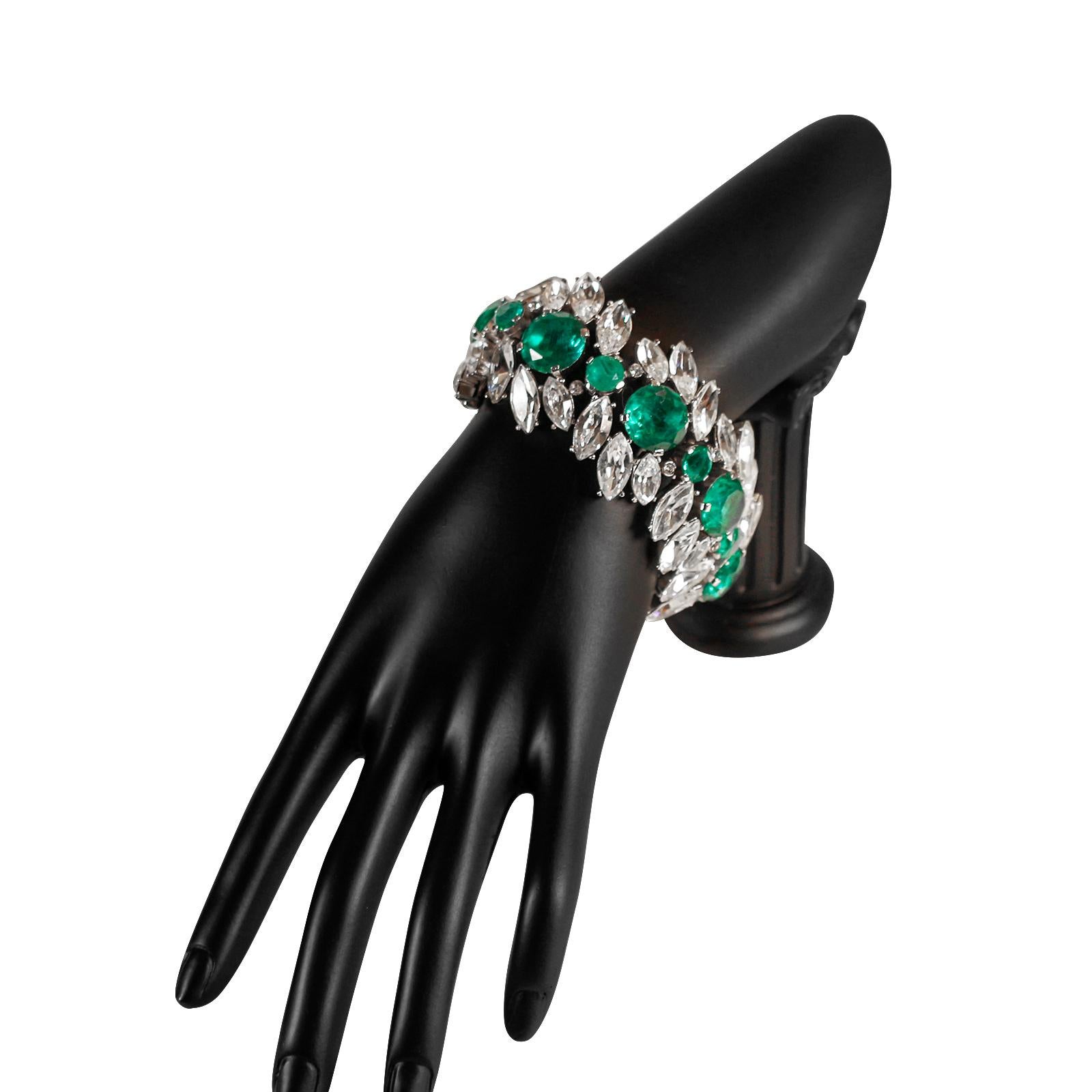 Trifari Vintage-Armband in Smaragdgrün und Kristall, ca. 1960er Jahre 4