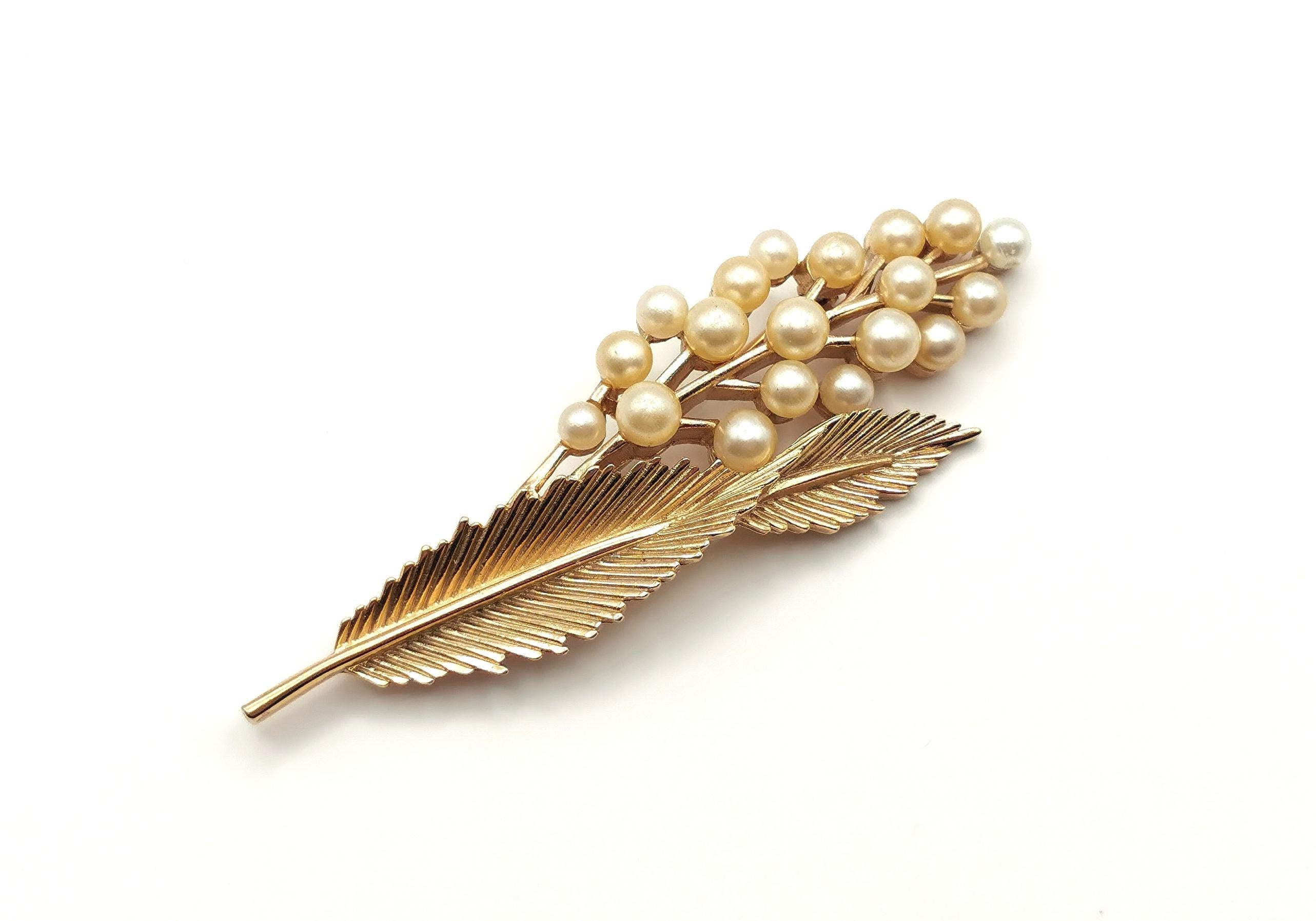 A gorgeous vintage Trifari faux pearl spray brooch.

Textured gold tone leaves with lovely creamy champagne toned faux pearl berries or flowers.

It has a safety catch fitting and it is marked on the reverse for Trifari.

A real gorgeous piece, sure