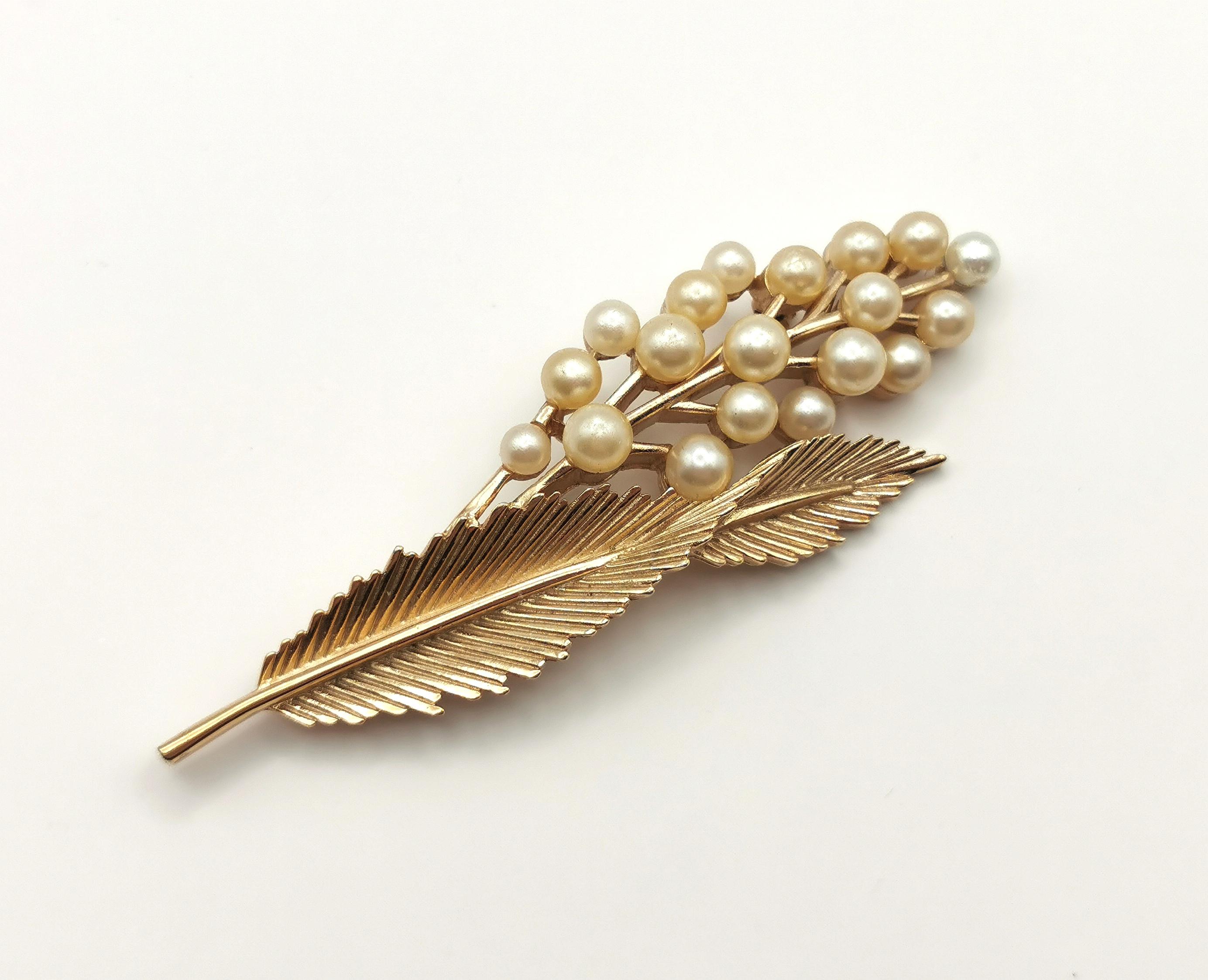 Vintage Trifari faux pearl spray brooch, Gold tone In Good Condition For Sale In NEWARK, GB