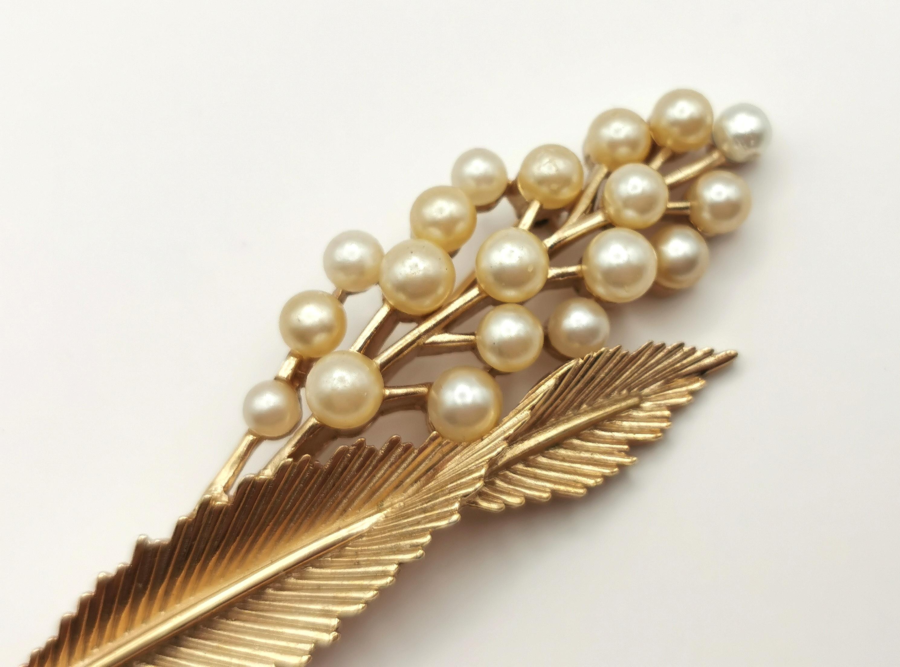 Women's Vintage Trifari faux pearl spray brooch, Gold tone For Sale