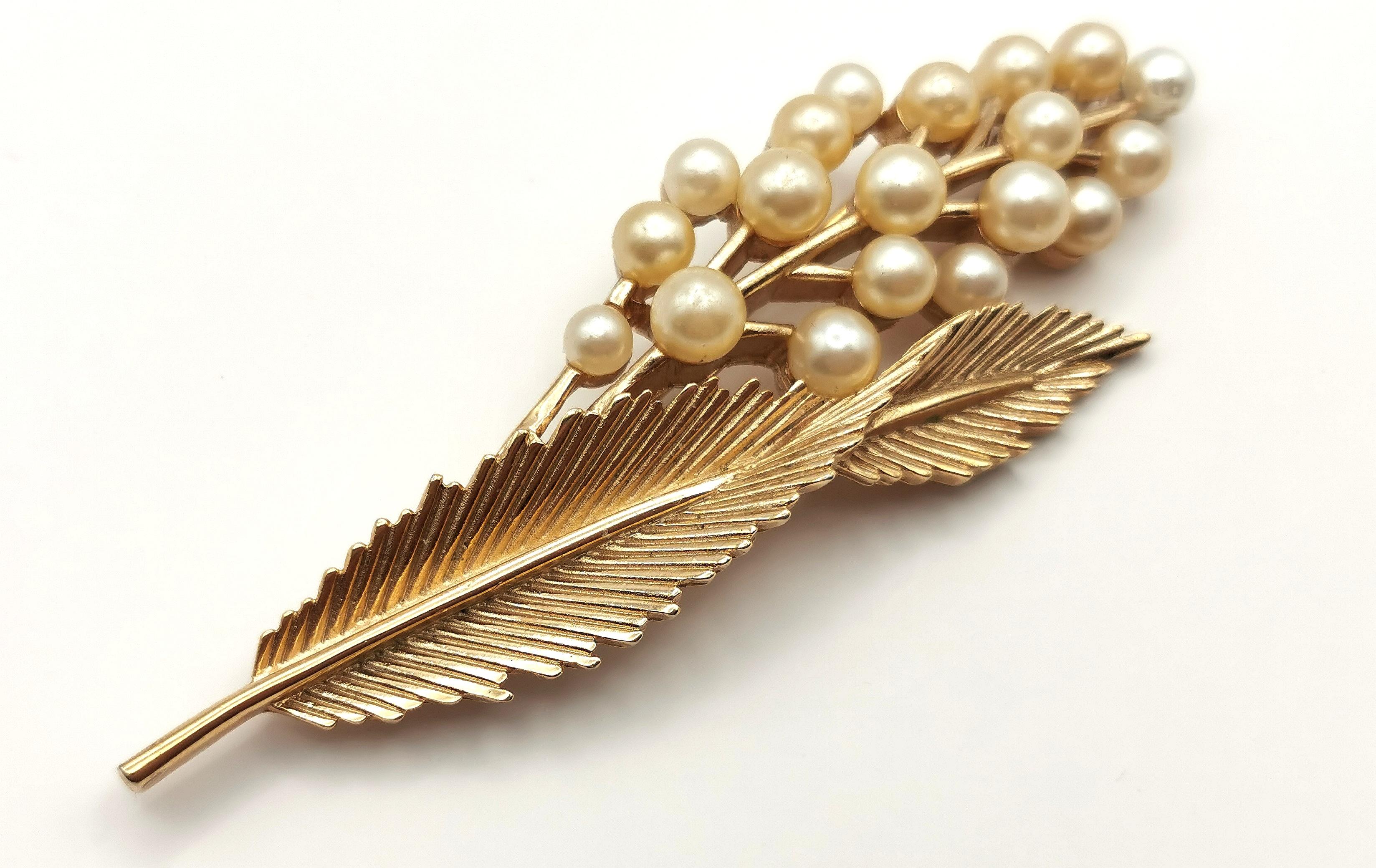 Vintage Trifari faux pearl spray brooch, Gold tone For Sale 1