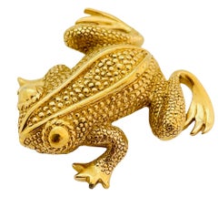 Vintage TRIFARI frog gold designer runway brooch