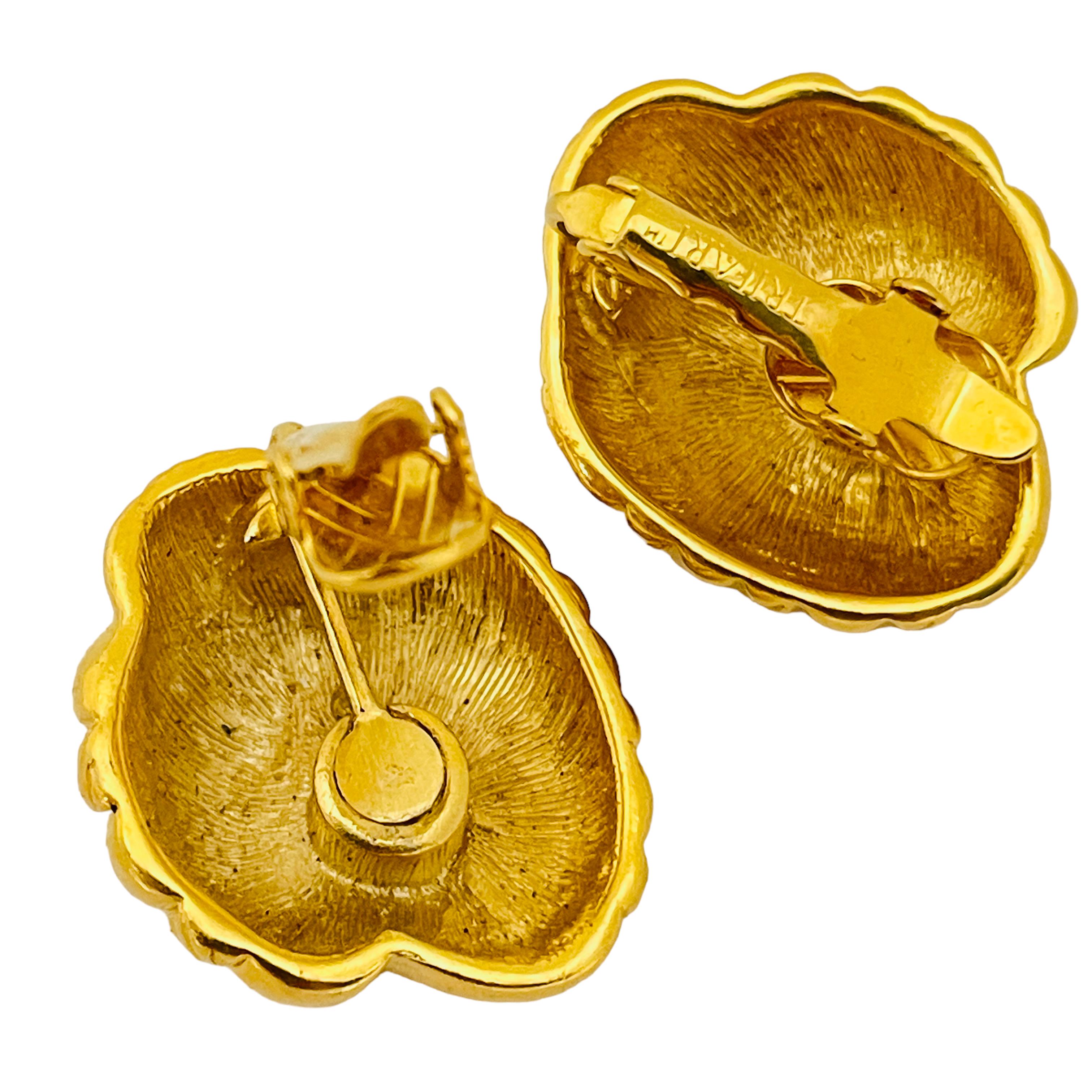 Vintage TRIFARI gold designer runway clip on earrings  In Excellent Condition For Sale In Palos Hills, IL