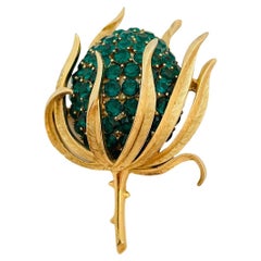 Broche fleur vintage TRIFARI en or, émeraude verte et strass