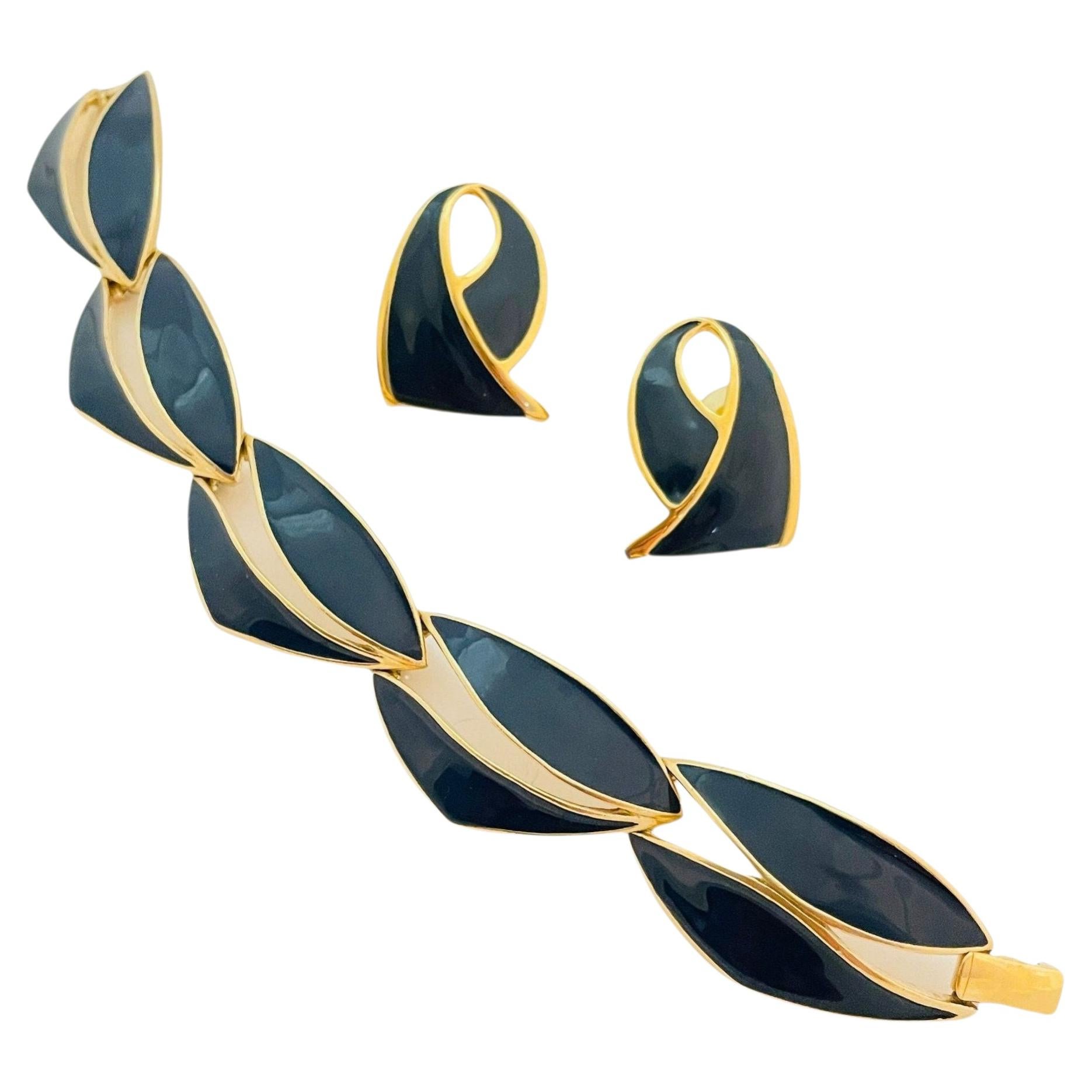 Conjunto vintage TRIFARI de pendientes y pulsera de esmalte dorado de diseño de pasarela en venta
