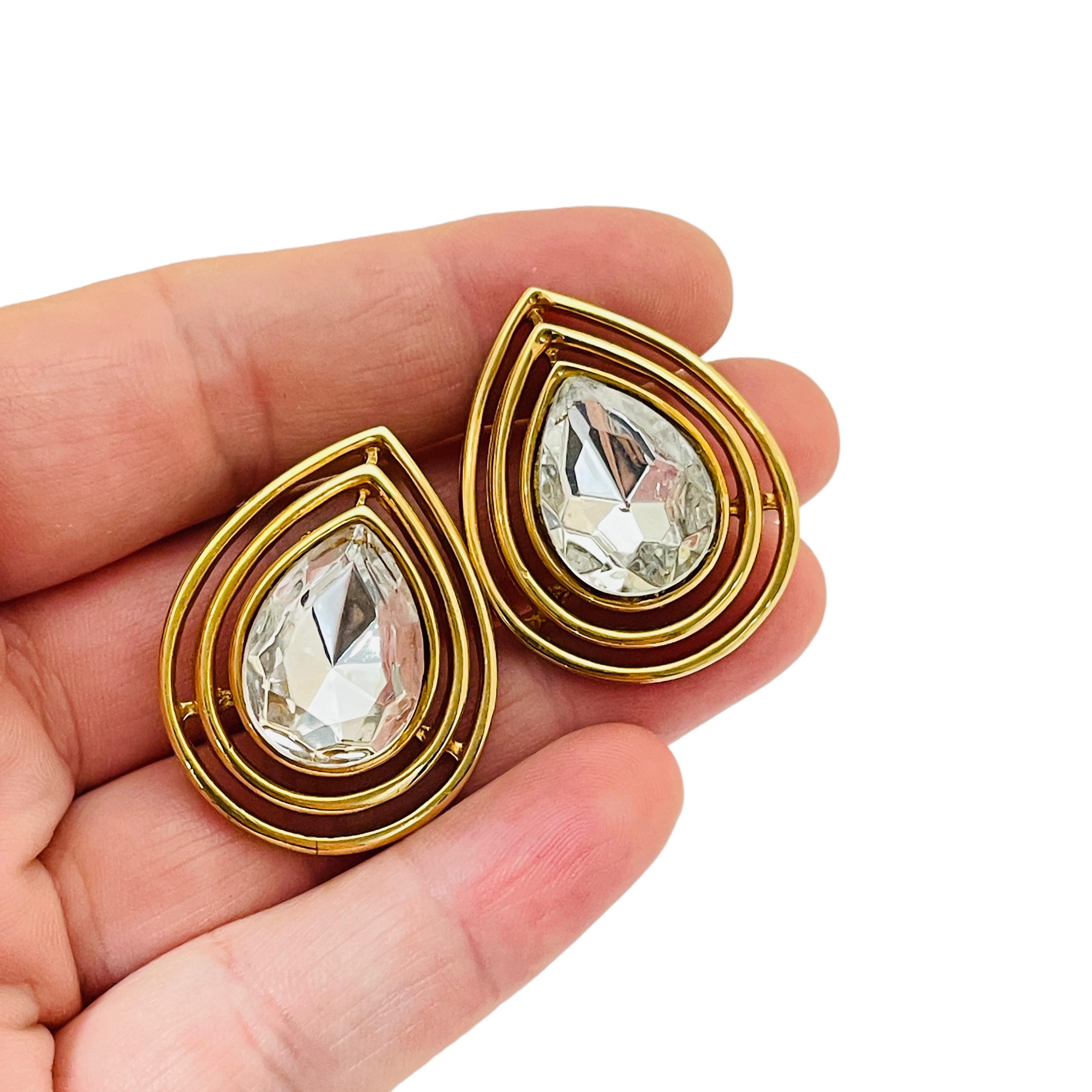 DETAILS

• signed TRIFARI

• gold tone with glass

• vintage designer clip on earrings

MEASUREMENTS

• 1.25