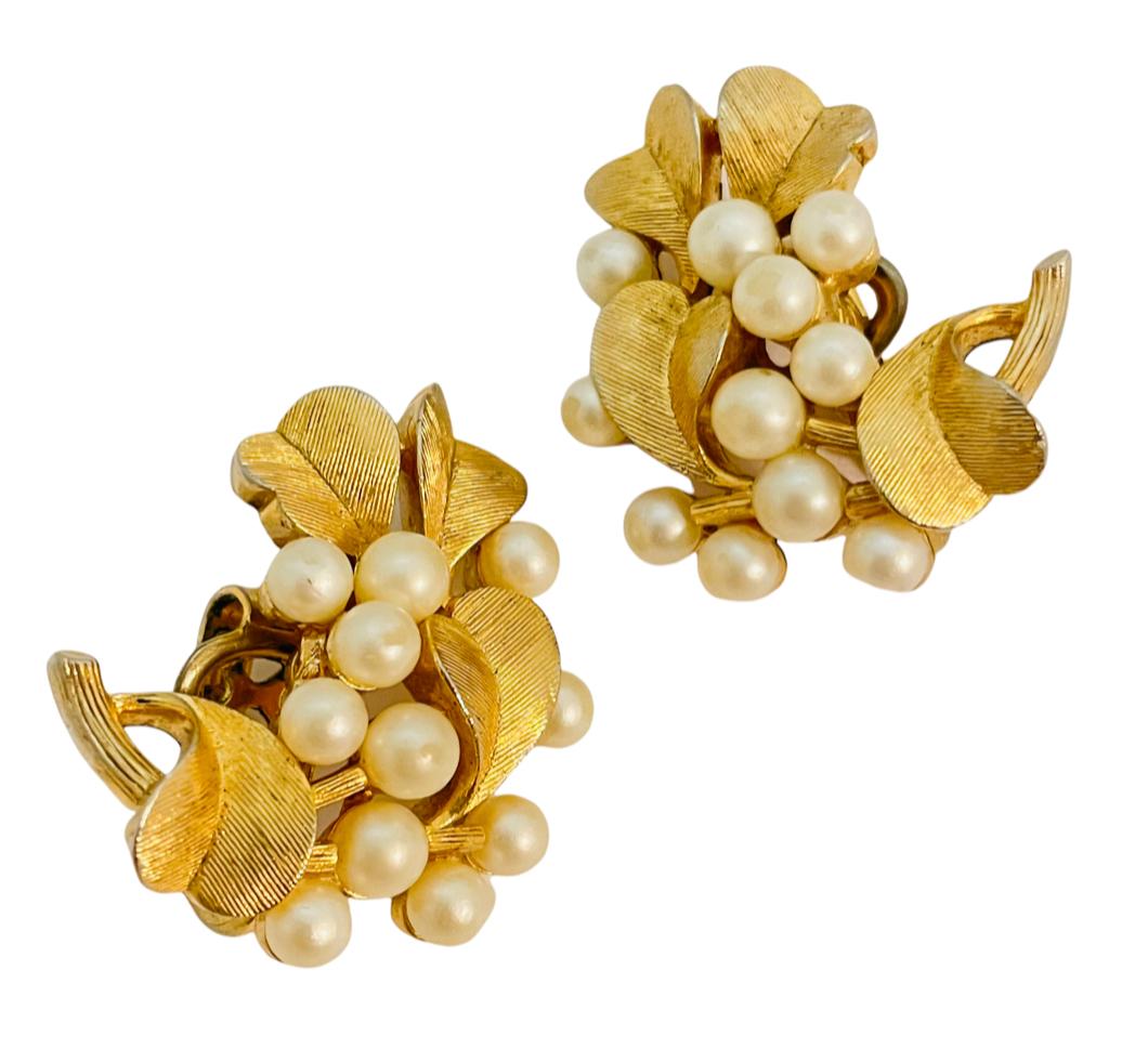 DETAILS

• signed TRIFARI

• gold tone with pearls 

• vintage designer clip on earrings 

MEASUREMENTS  

• 1.18