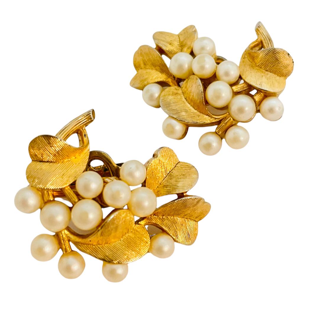 Vintage TRIFARI gold leaf pearl earrings In Good Condition In Palos Hills, IL