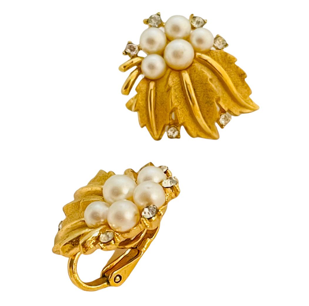 DETAILS

• signed TRIFARI

• gold tone with pearls rhinestones 

• vintage designer clip on earrings 

MEASUREMENTS  

• 1.06