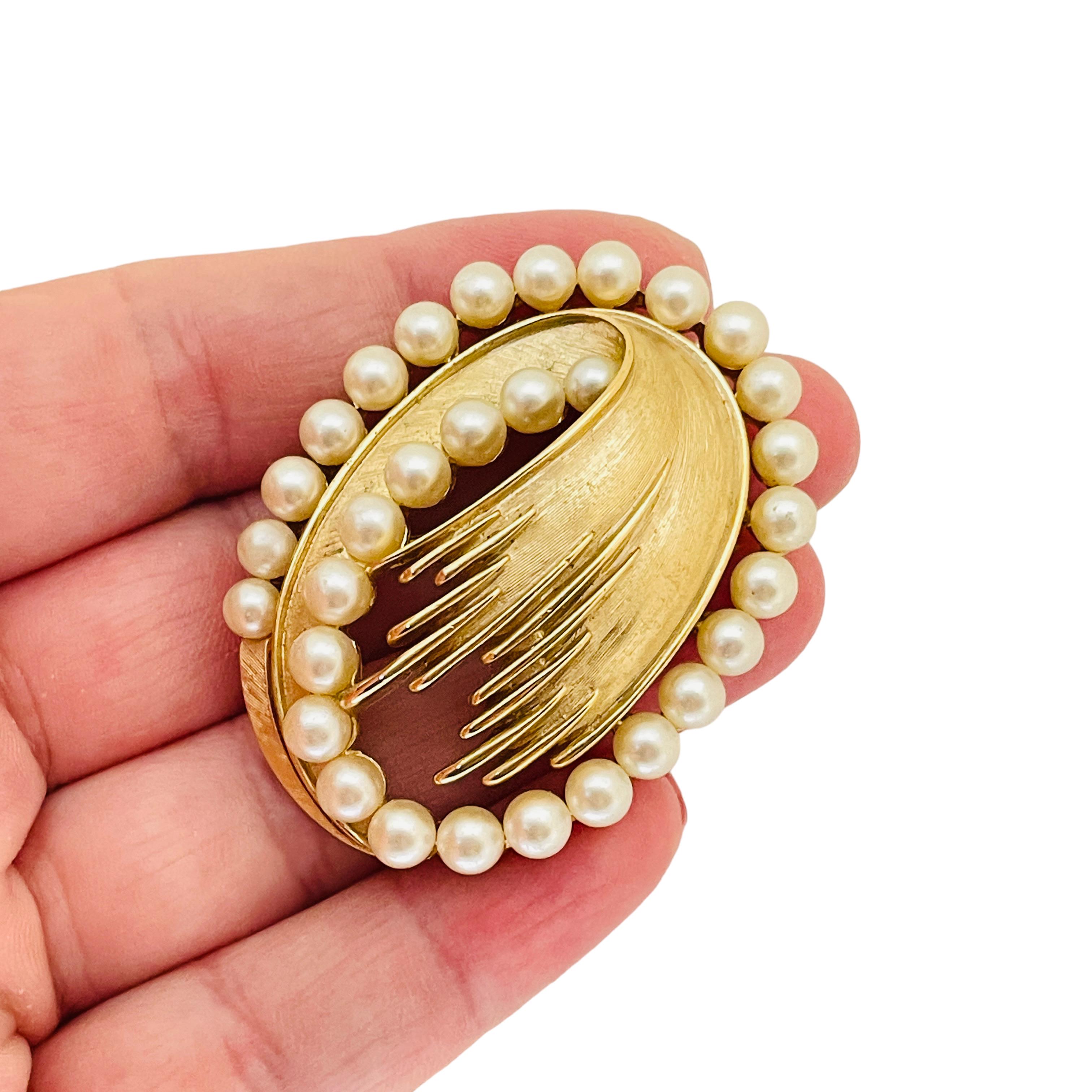 Women's or Men's Vintage TRIFARI gold pearl designer runway brooch  For Sale
