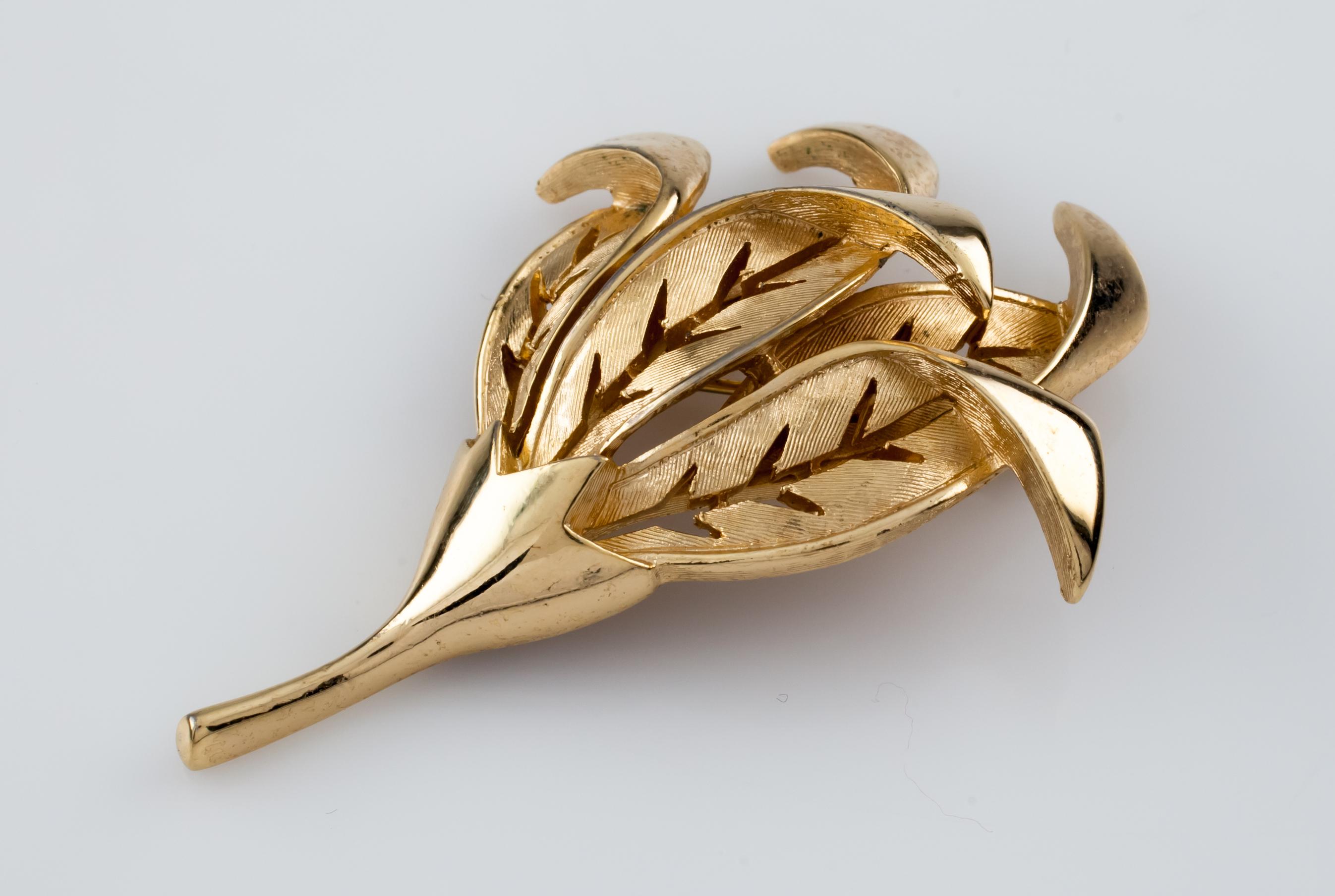 Gorgeous vintage leaf brooch by Trifari.
Dimensions: 62 x 43 mm.
Metal: Gold-plated.
Weight: 19.9 grams.