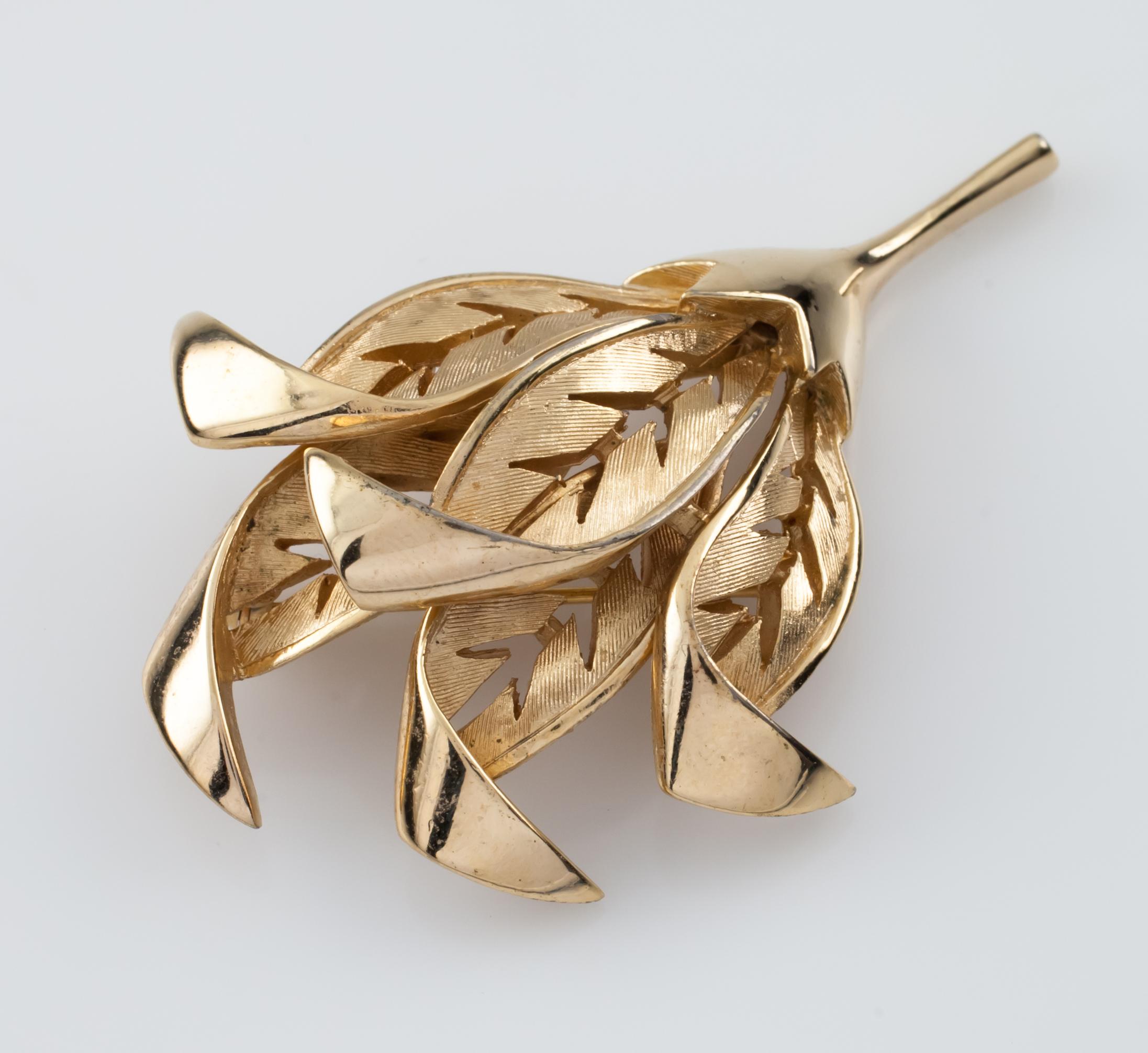Vintage Trifari Gold-Plated Leaf Brooch In Good Condition For Sale In Van Nuys, CA