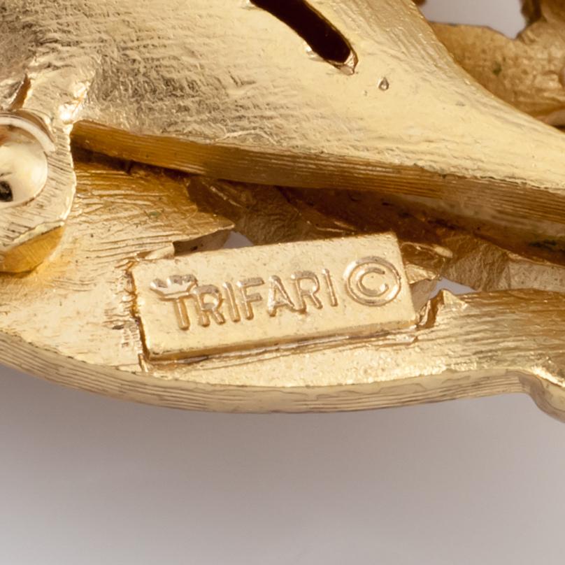 Vintage Trifari Gold-Plated Leaf Brooch For Sale 1