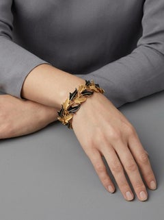 Bracciale vintage Trifari con maglie a forma di foglia, placcato oro e smalto nero