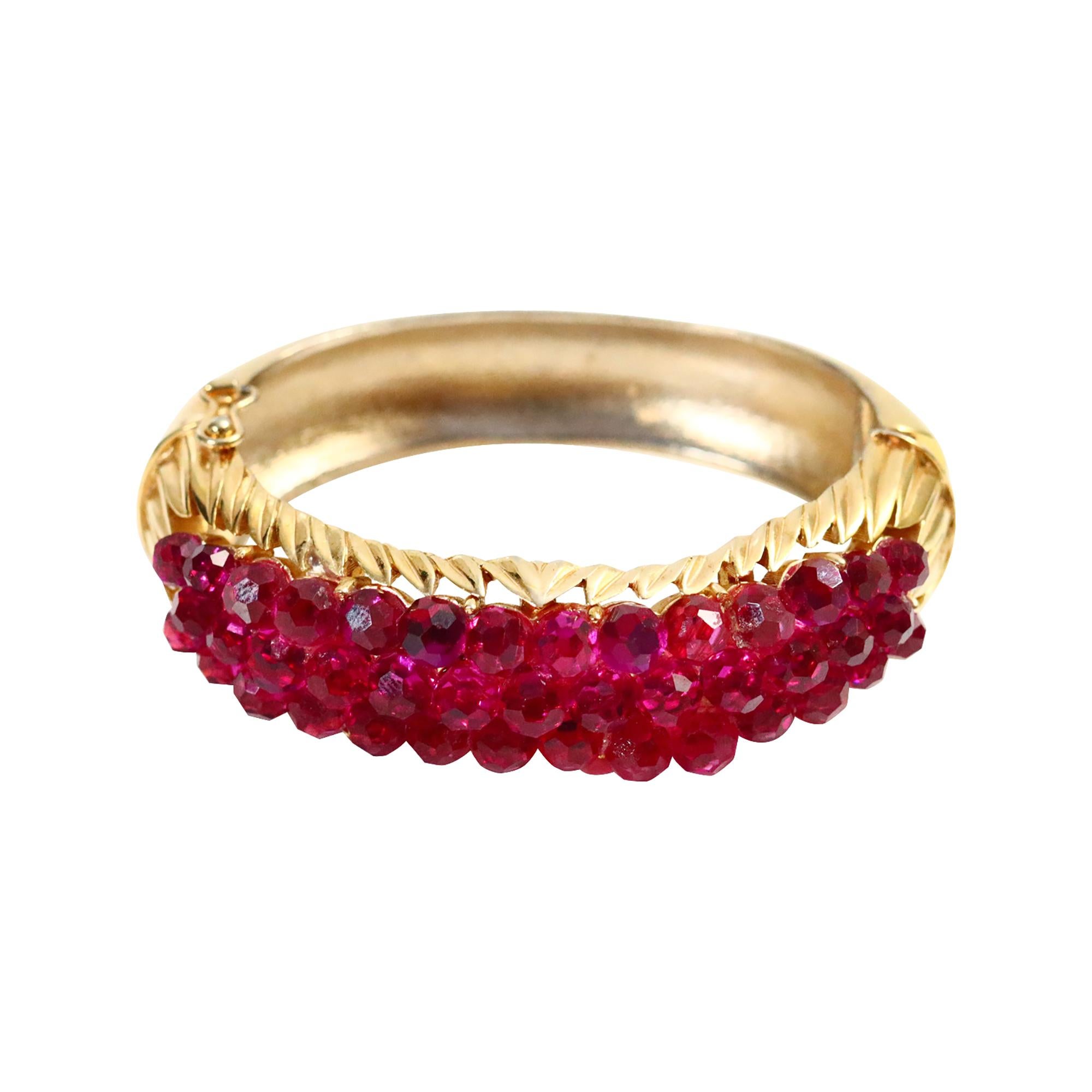 Pulsera vintage Trifari en tono dorado con cuentas rosas. Pulsera de ajuste ovalado con muchas piezas de abalorios fuscia reunidas en la parte superior. Bien hecho y sustancial. Sola o mezclada con otras piezas, destacará.  ¡Todo vuelve a su sitio!