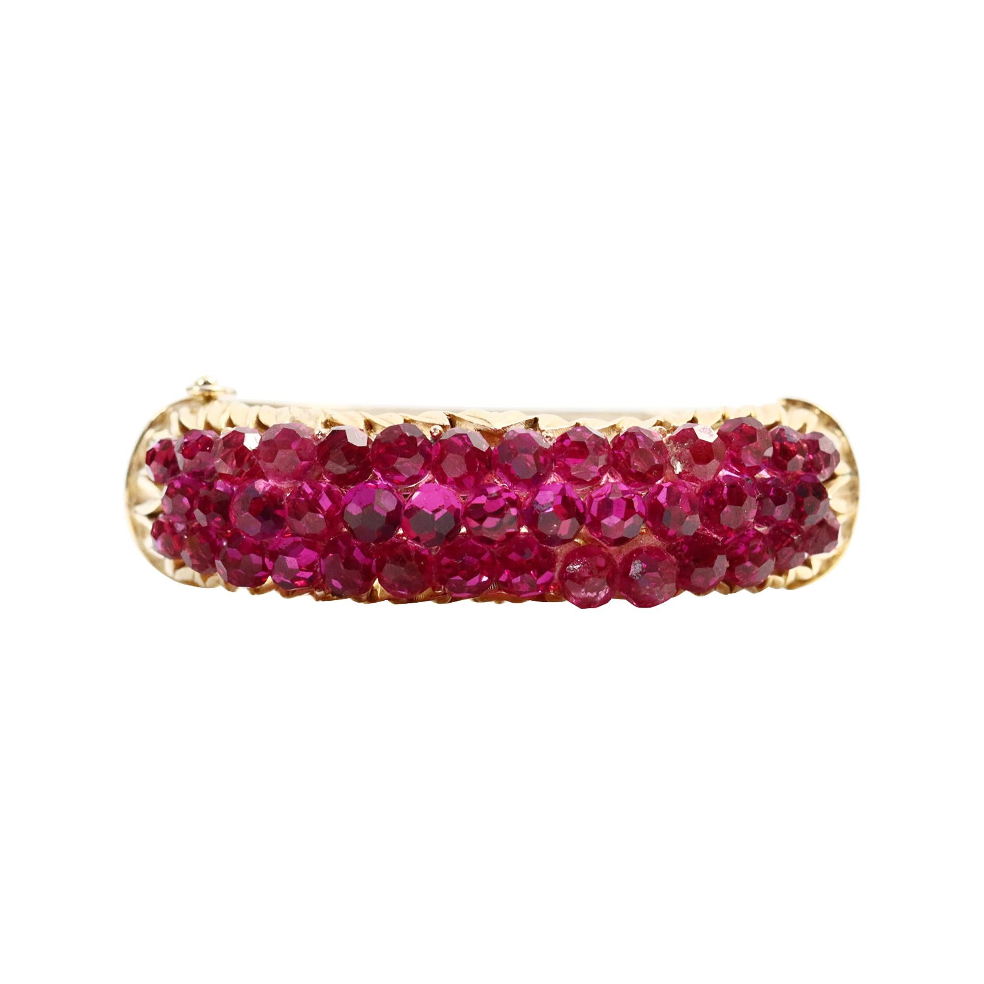 Pulsera vintage Trifari en tono dorado con cuentas rosas Circa 1980s Moderno en venta