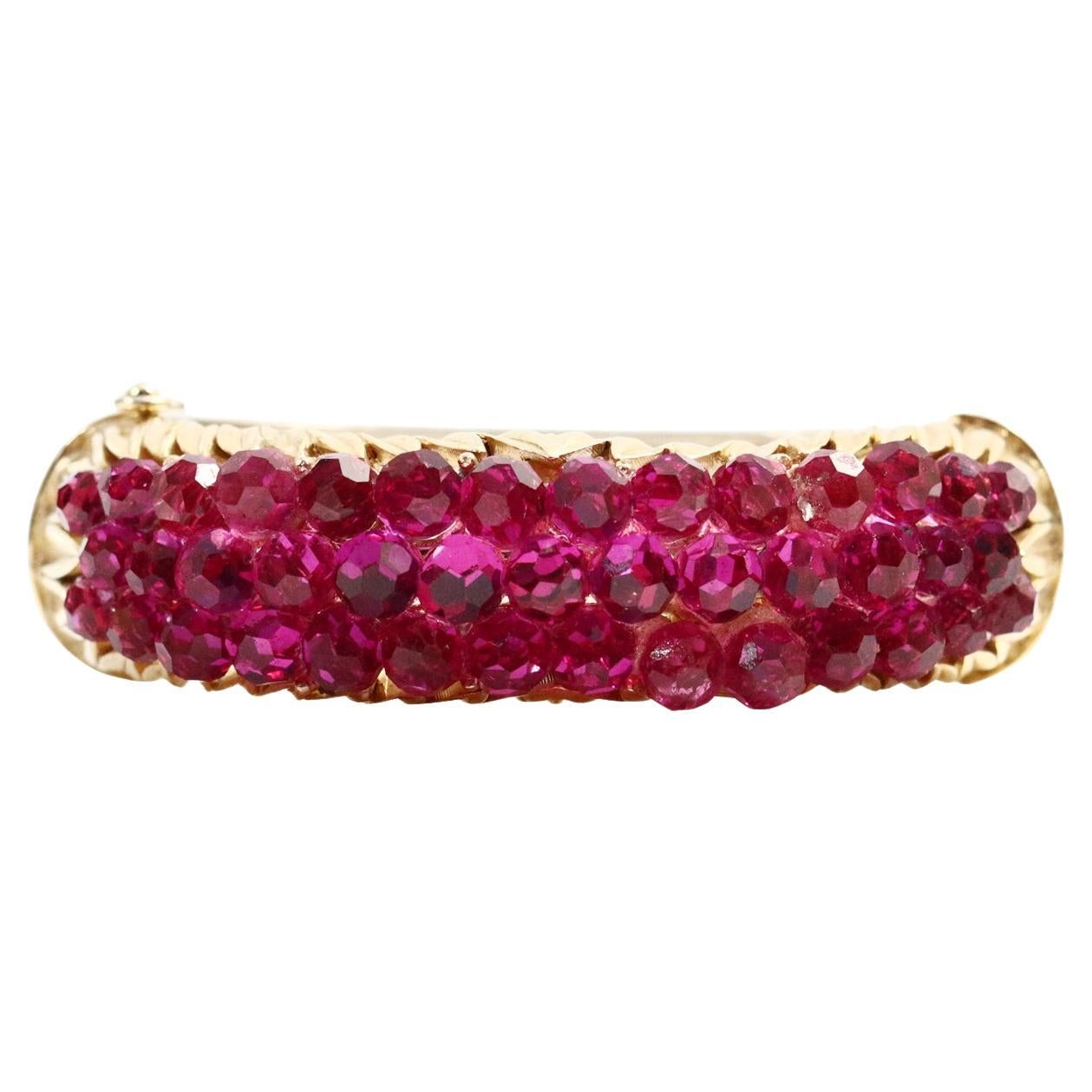 Vintage Trifari Gold-Ton-Armband mit rosa Perlen. Ovales, passendes Armband mit vielen fusciafarbenen Perlenstücken, die oben zusammenlaufen. Gut gemacht und solide. Alleine oder in Kombination mit anderen Stücken ist es ein echter Hingucker. Dieses