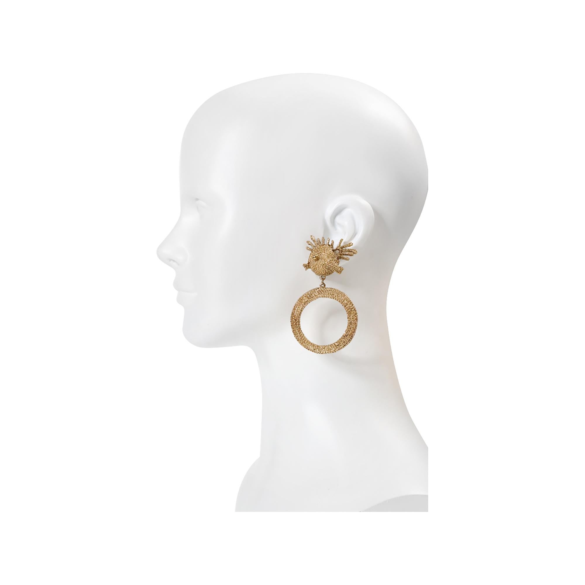 Pendientes de aro de pez colgantes Trifari vintage en tono dorado, circa años 80 Moderno en venta