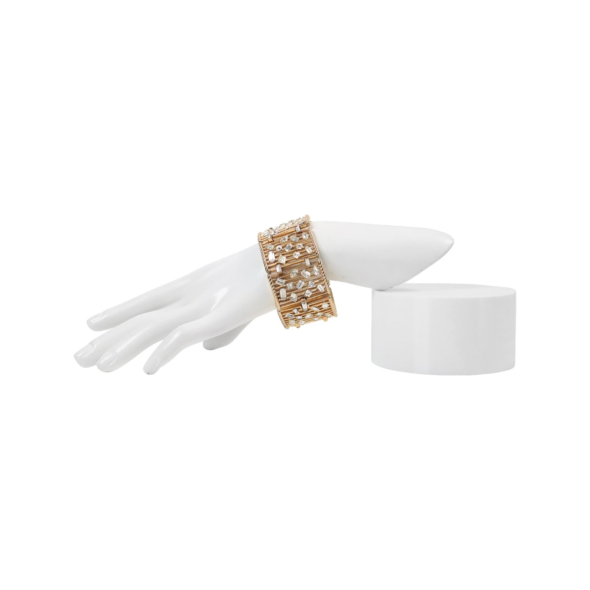 Trifari vintage tono oro  Pulsera ancha de diamantes Circa 1960s en Bueno estado para la venta en New York, NY
