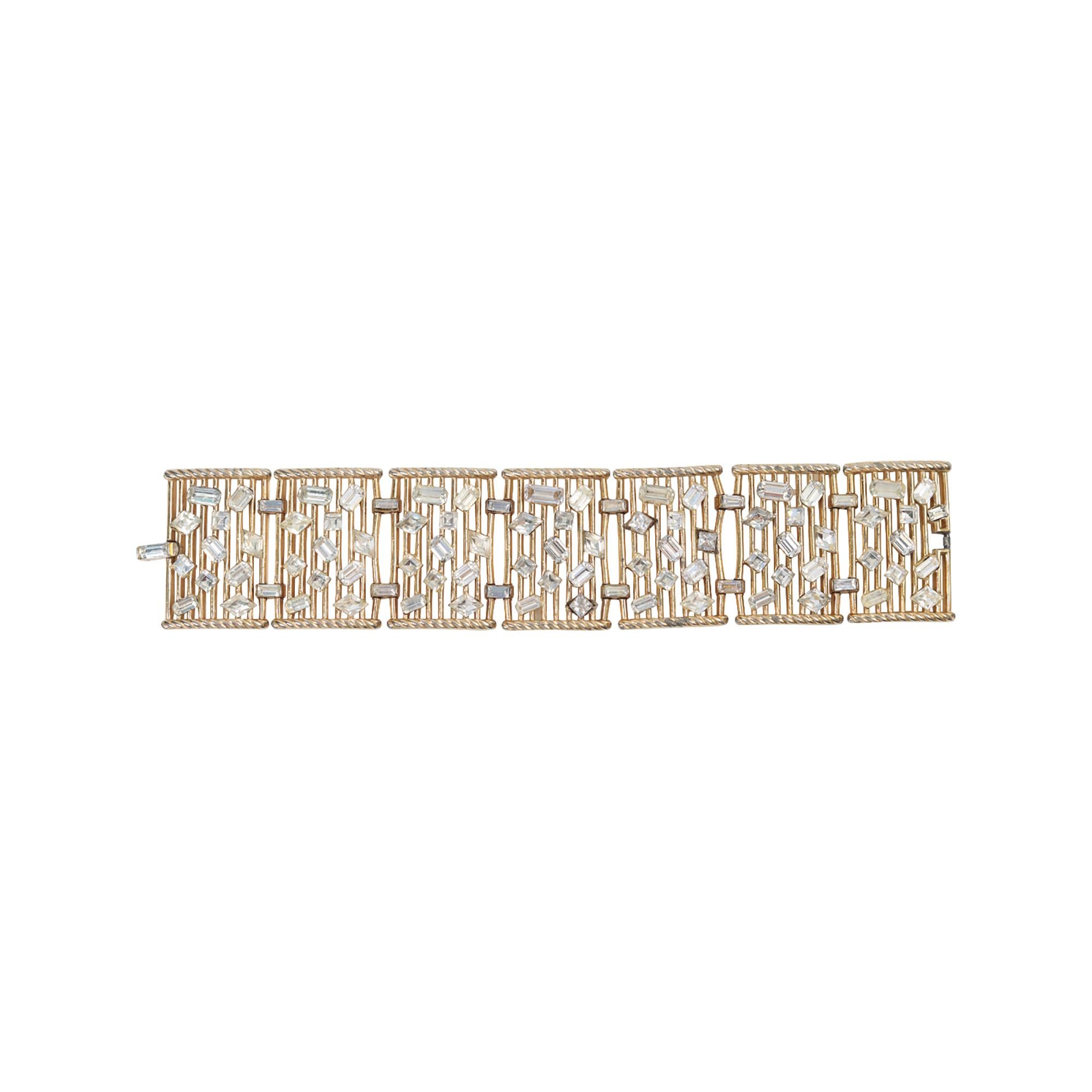 Trifari vintage tono oro  Pulsera ancha de diamantes Circa 1960s en venta 2