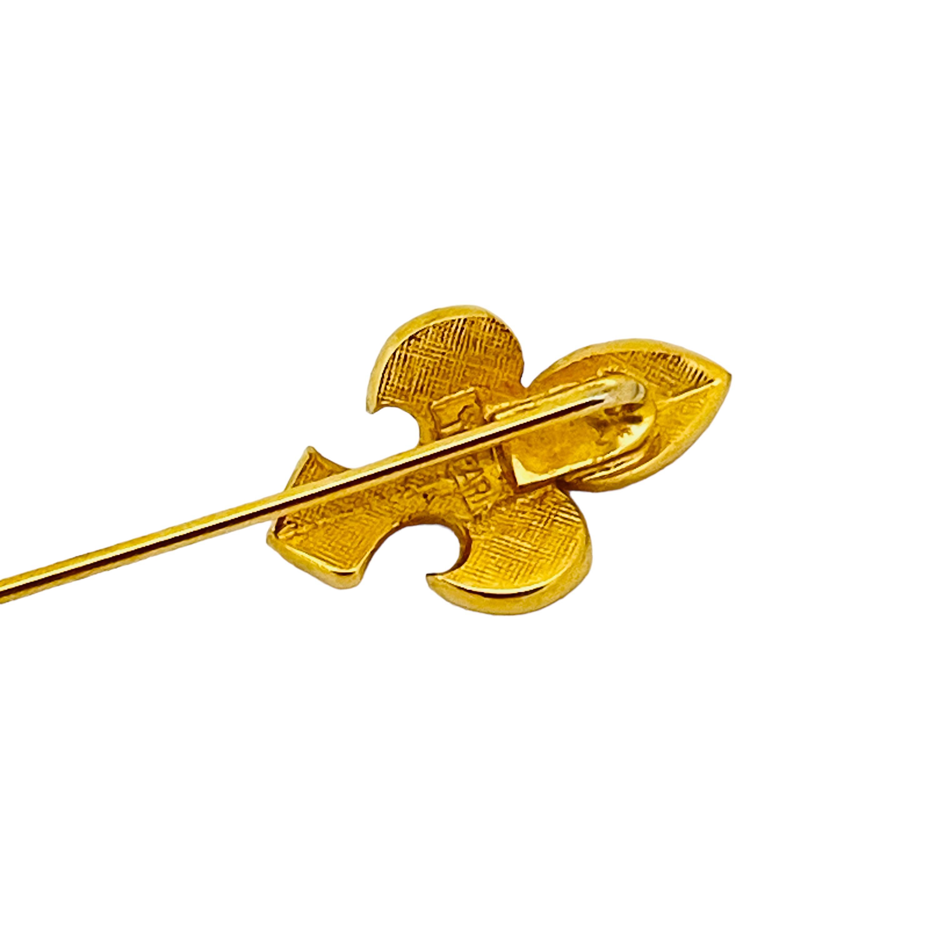 Vintage TRIFARI gold tone fleur de lis designer stick pin  In Excellent Condition For Sale In Palos Hills, IL