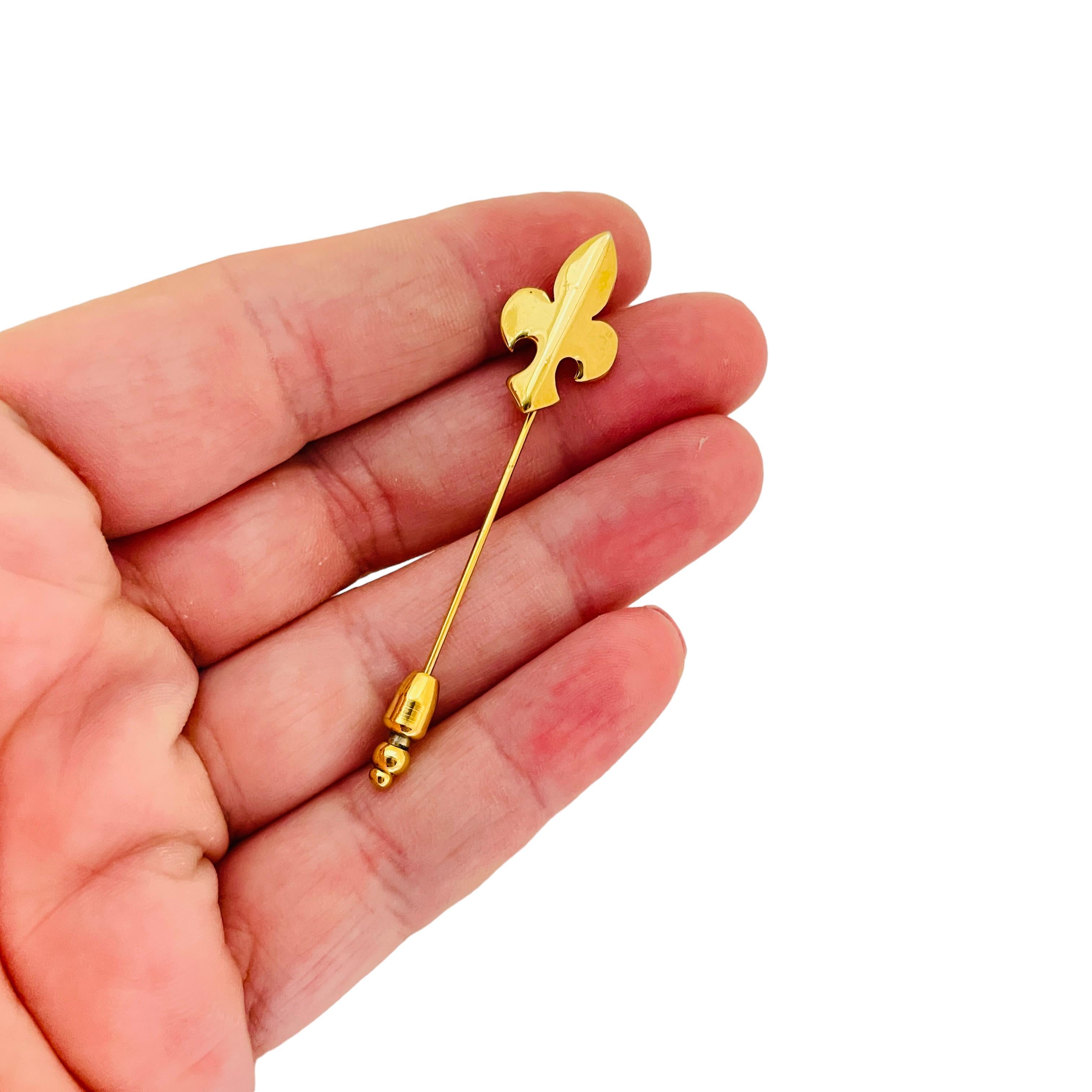 Women's or Men's Vintage TRIFARI gold tone fleur de lis designer stick pin  For Sale