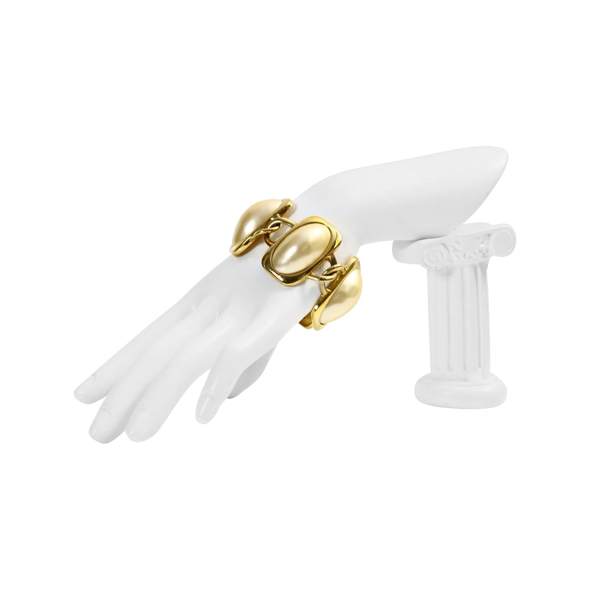 Bracciale grande con perle finte Trifari d'epoca in tonalità oro.  Un pezzo così classico. Da indossare da solo o in combinazione con altri.  Sempre alla moda.  Un bracciale classico di perle e oro, da solo o impilato sul braccio, può far sembrare i