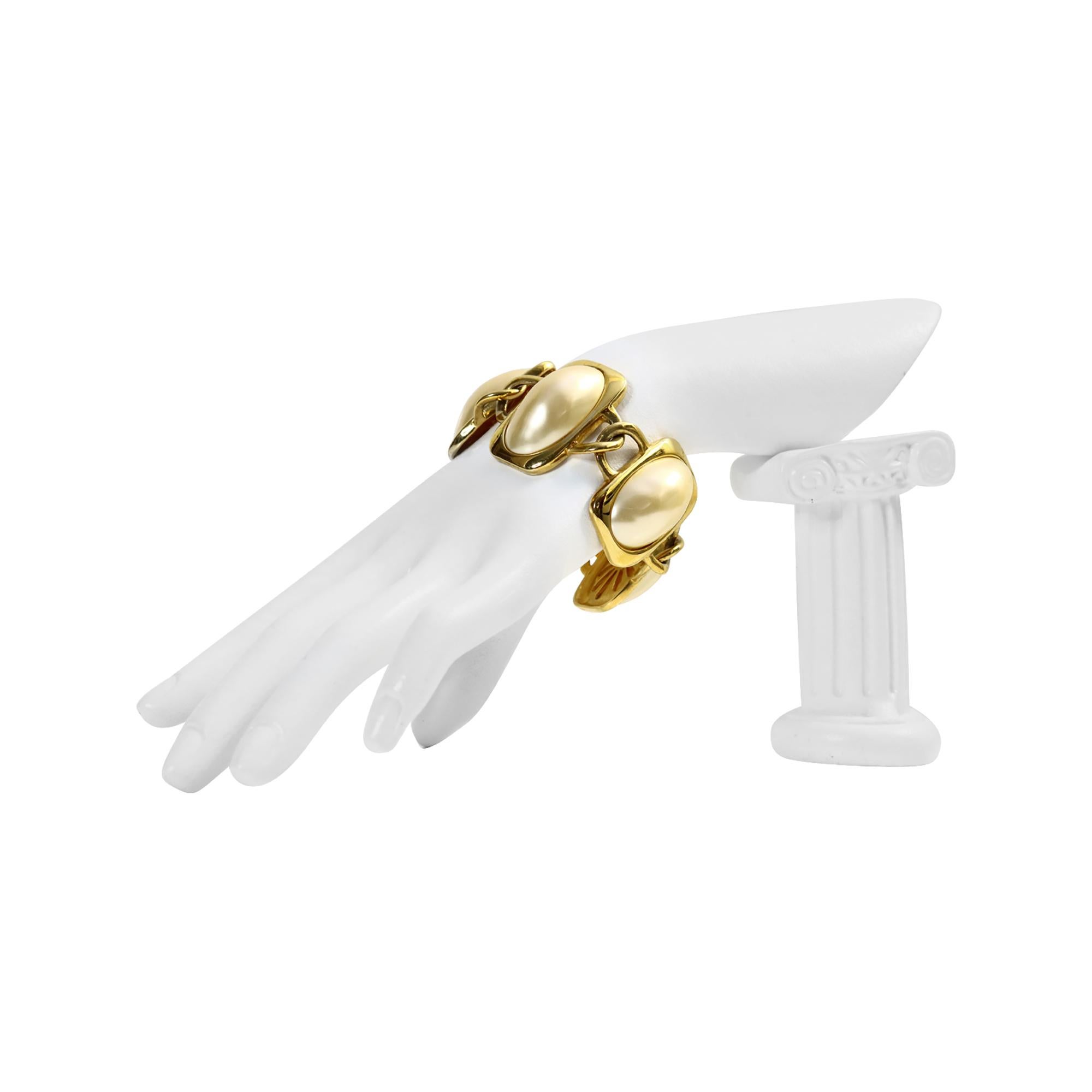 Bracciale Trifari d'epoca con perle finte grandi in tonalità oro In condizioni buone in vendita a New York, NY