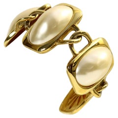 Trifari, grand bracelet vintage en or et fausses perles