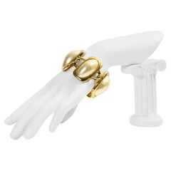 Trifari, grand bracelet vintage en or et fausses perles
