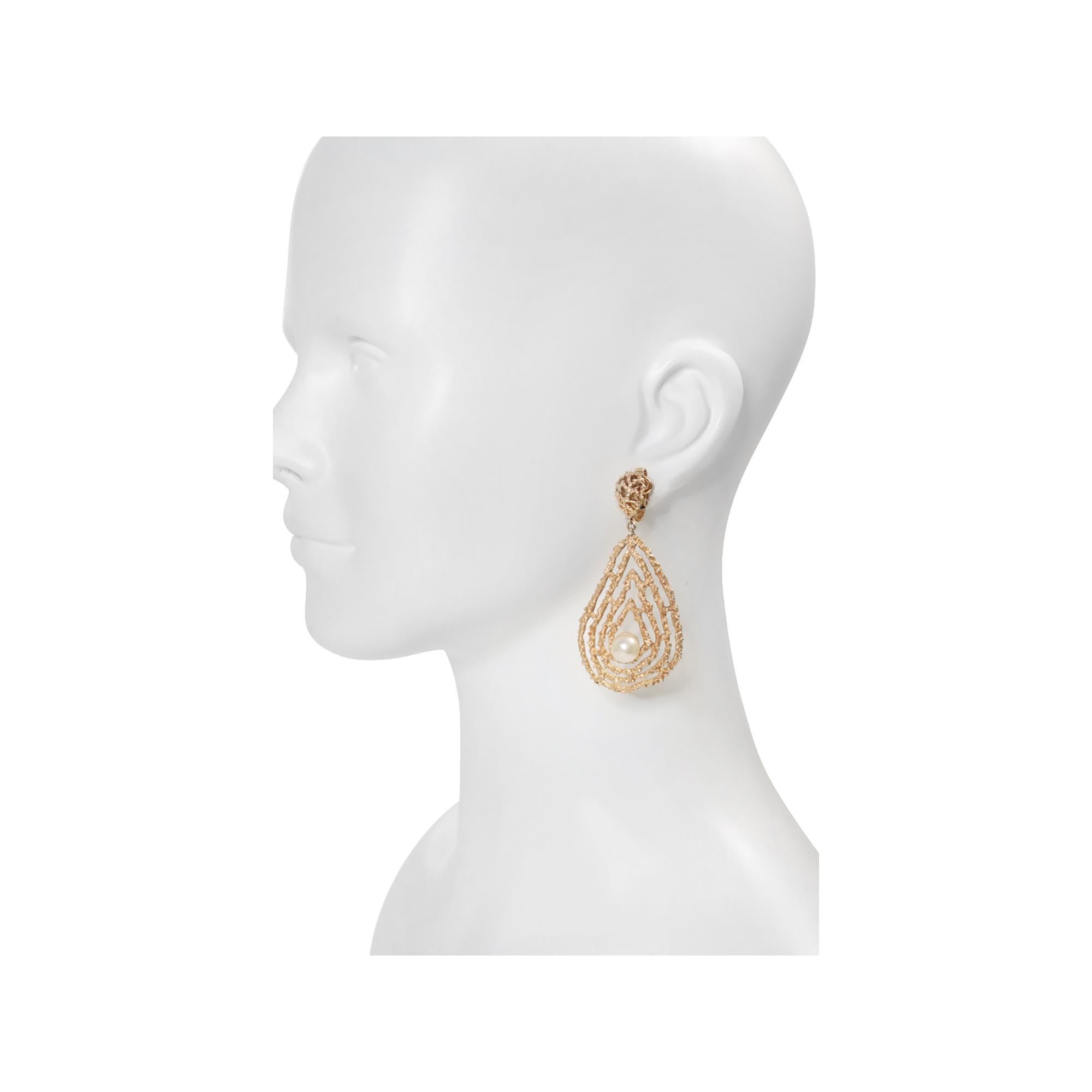 Femenino o masculino Pendientes vintage Trifari en tono dorado con perla de imitación Circa años 80 en venta