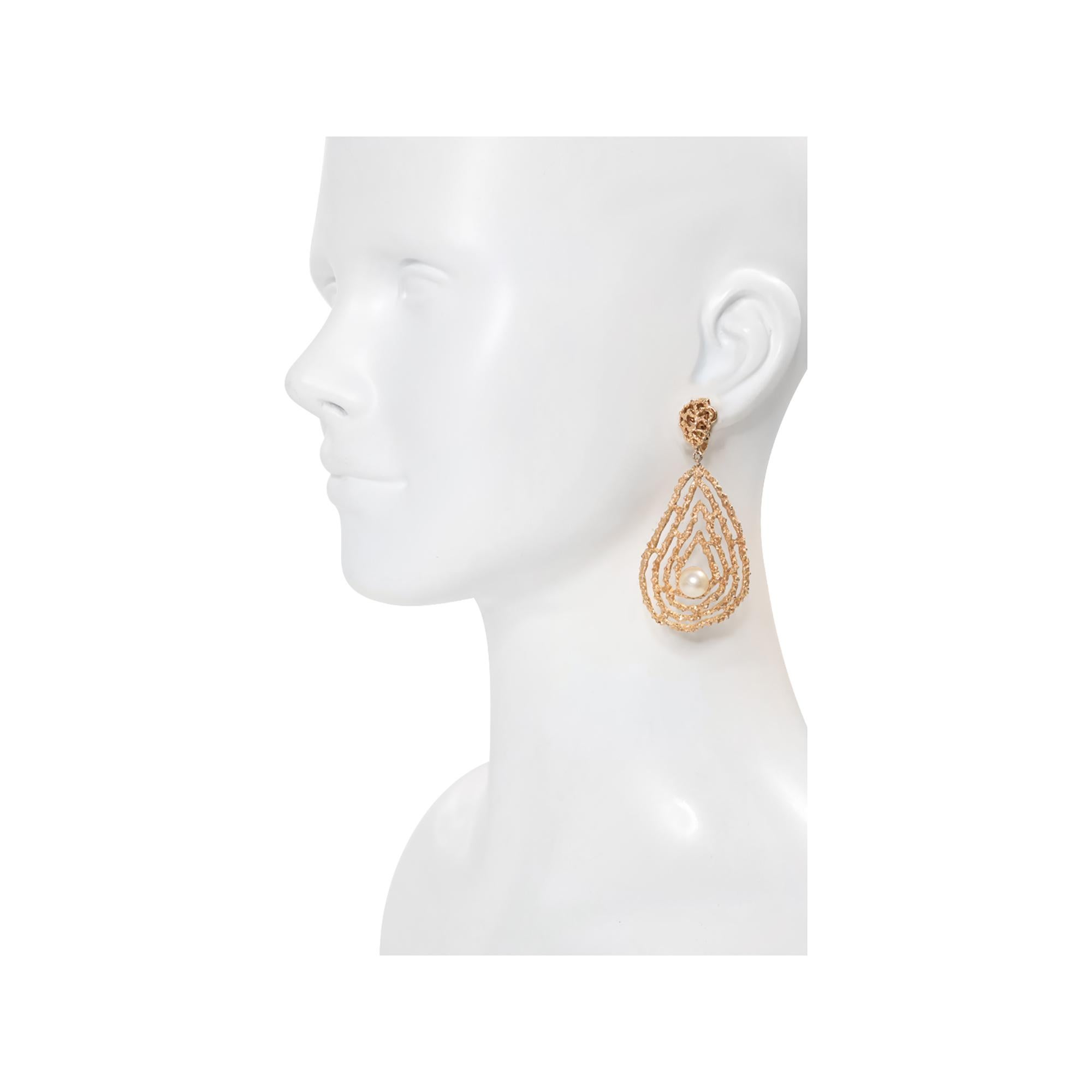Pendientes vintage Trifari en tono dorado con perla de imitación Circa años 80 en venta 1