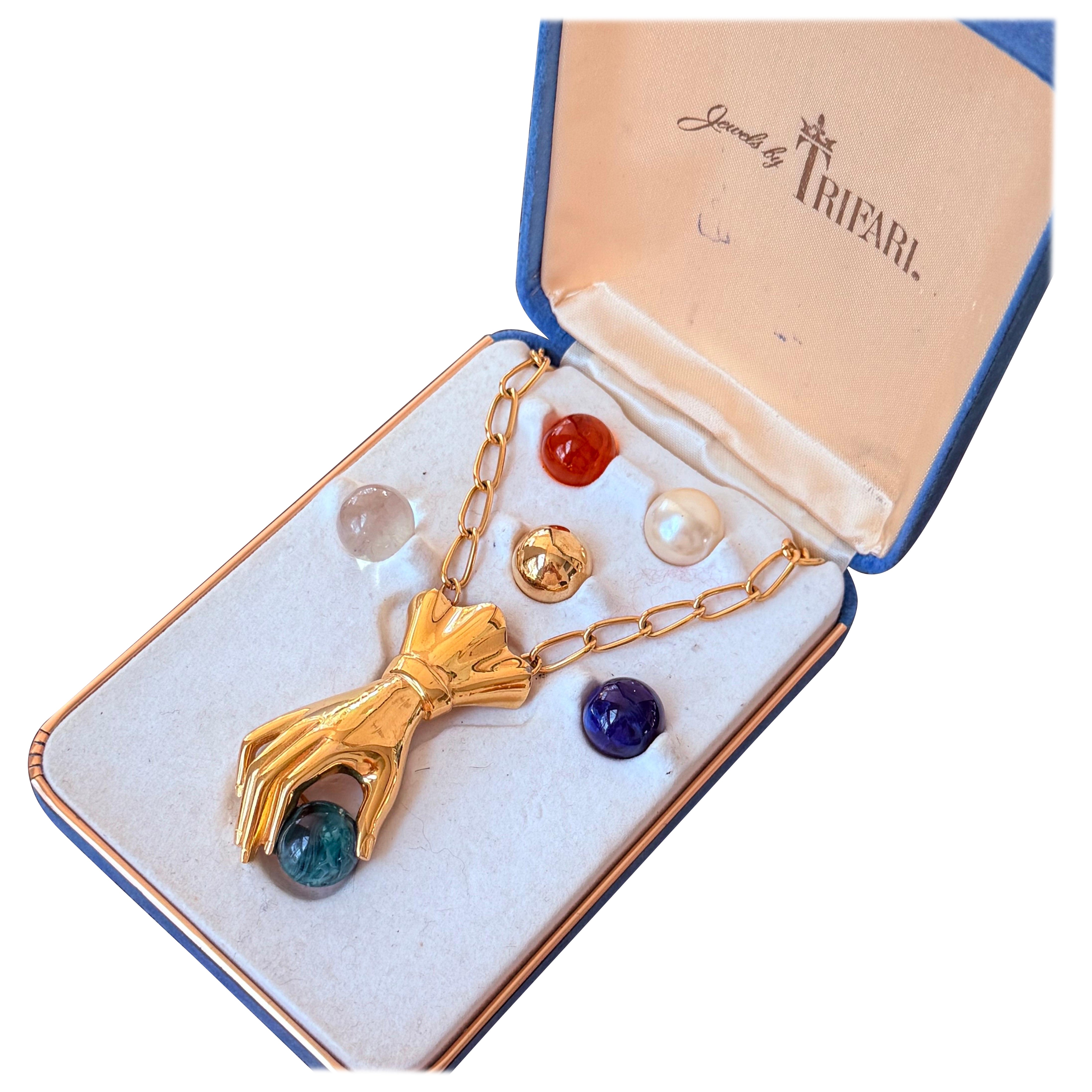 Vintage Trifari Hand Faust Anhänger Halskette mit austauschbaren Steinen im Angebot