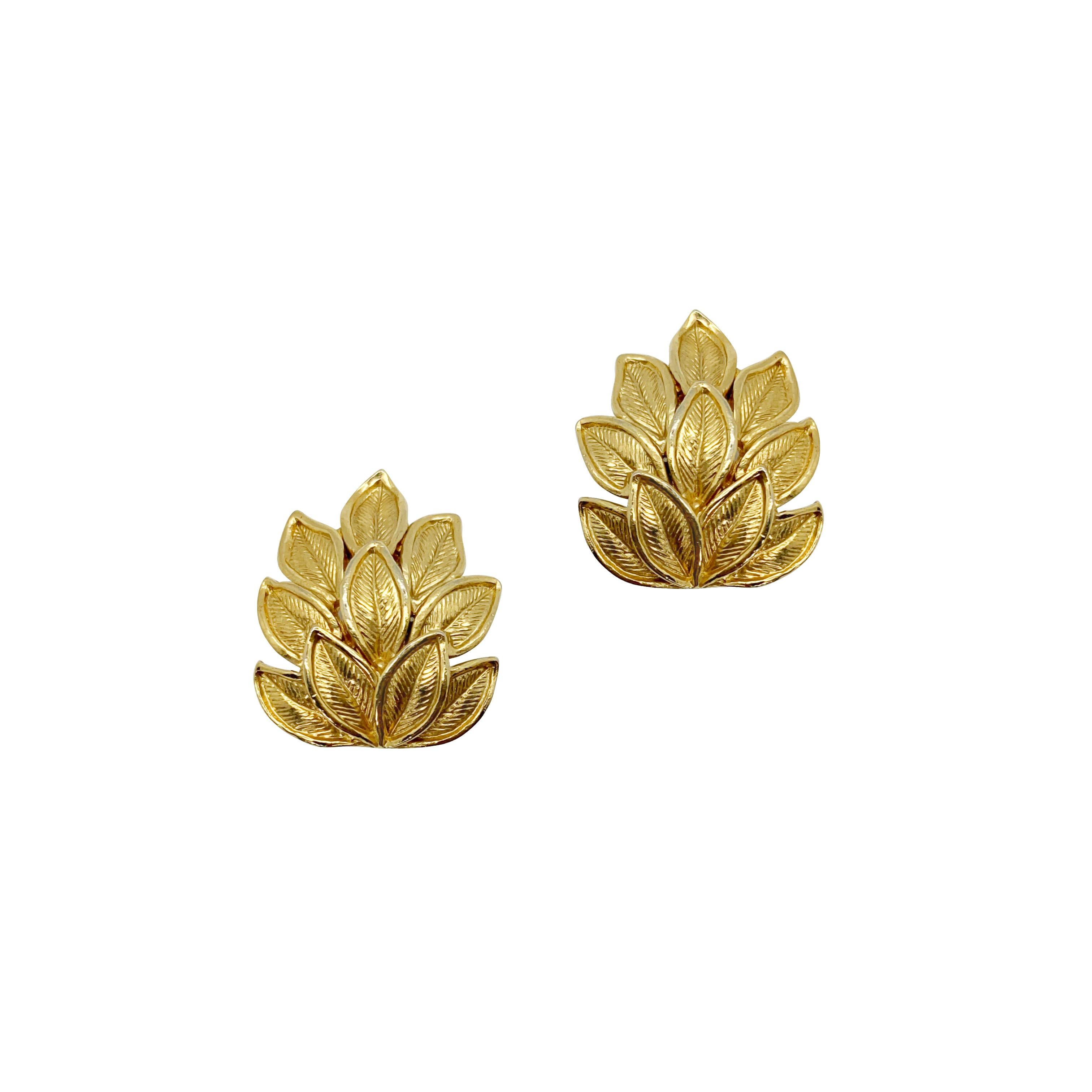 A super stylish pair of vintage Trifari leaf earrings. 
Vintage Condition: Very good without damage or noteworthy wear. 
Materials: Gold plated metal
Signed: Trifari
Fastening: Clip
Approximate Dimensions: 2.5cm
The perfect forever in style