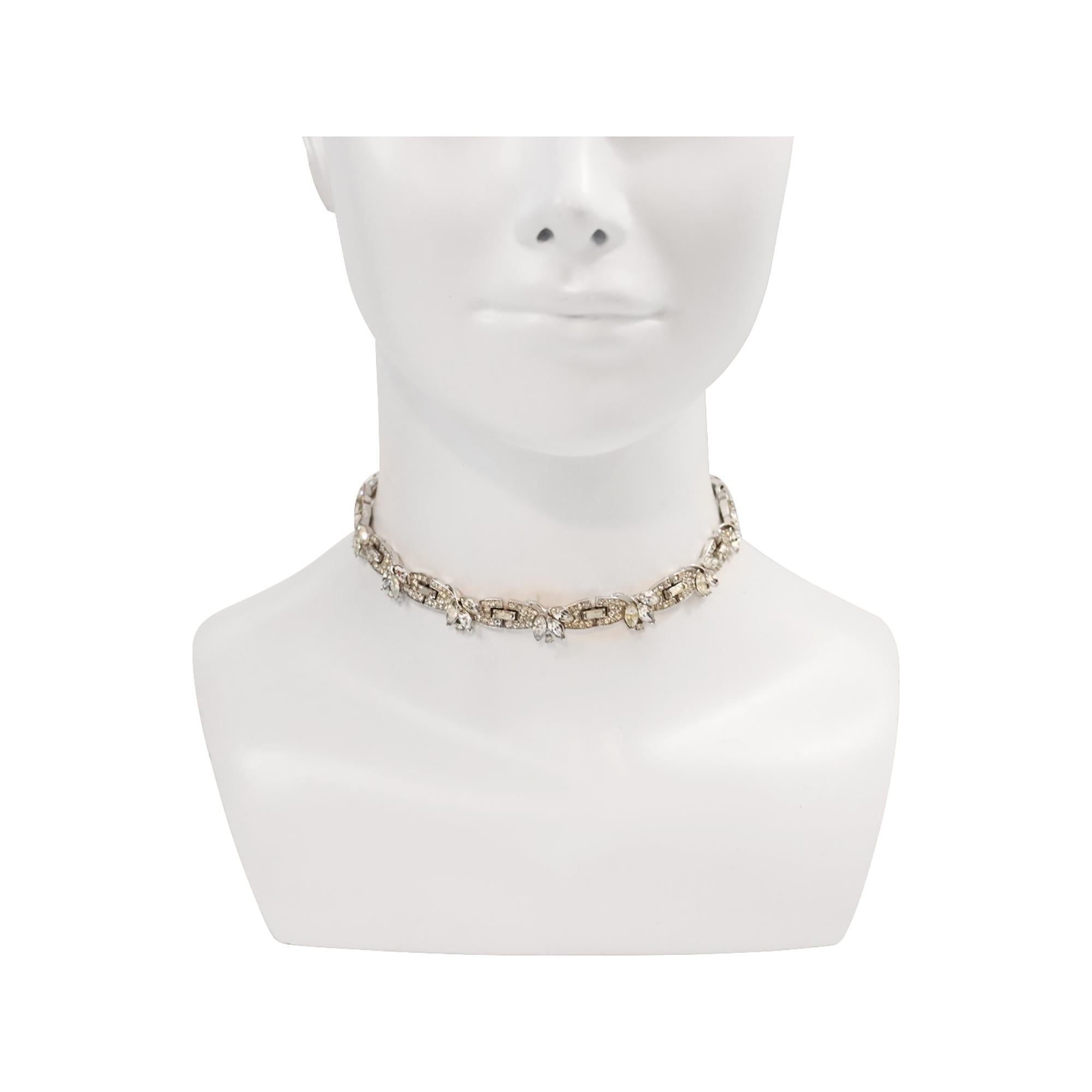 Girocollo vintage Trifari con pave e perle, circa anni '60. Si tratta di un girocollo a maglie con pavé separato da un pezzo di baguette, con accenti di diamanti a forma di pera posizionati sulla parte superiore, compreso un pezzo al centro che