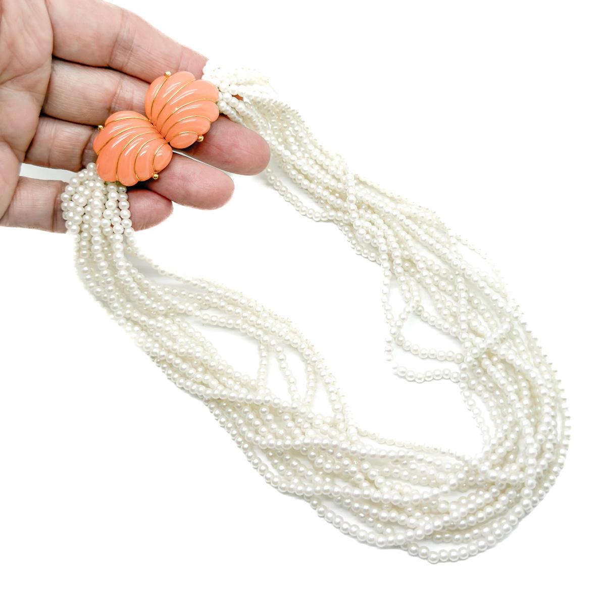 Un collar de concha de perla Trifari vintage. Un precioso cierre con diseño de almeja remata hileras de perlas ensartadas en estilo torsade. Elegancia eterna con un toque juguetón.
Trifari es, sin duda, el fabricante de bisutería más prolífico de
