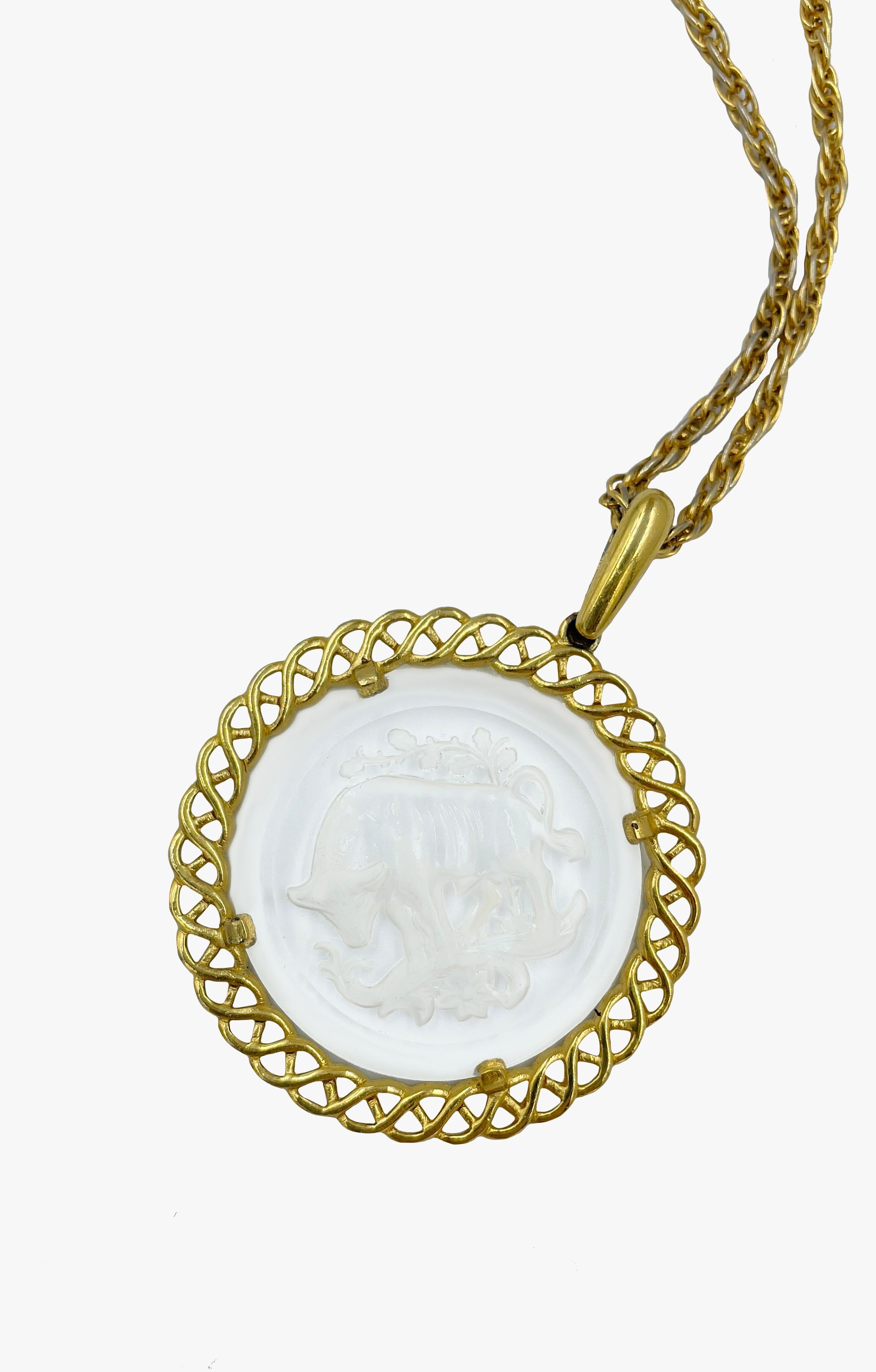 Vintage Trifari glass medallion in a gold tone metal frame on a chain

Signed

Medallion diameter – 4.5 cm

The length of the chain when fastened is 22.5 cm

Condition – very good

