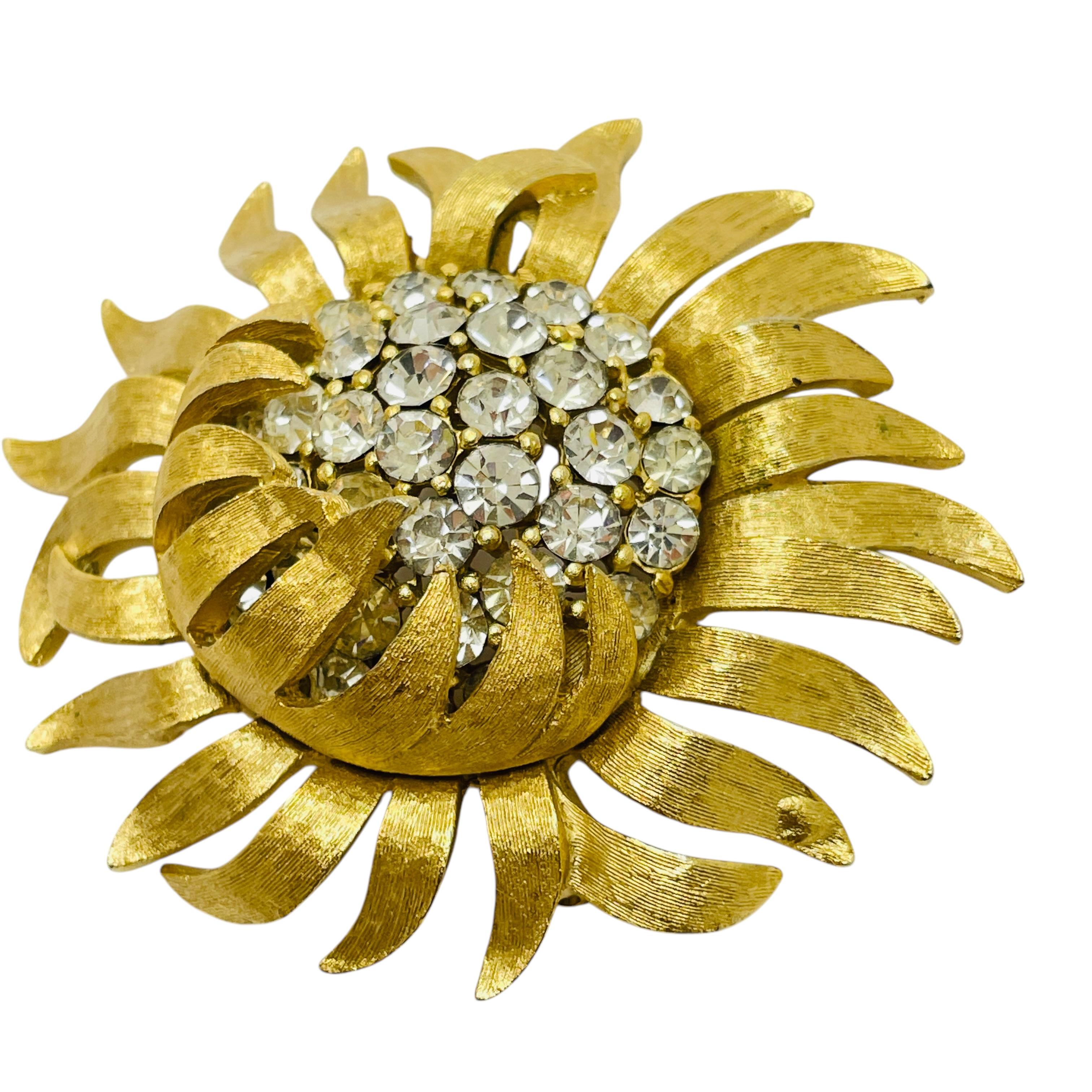 DETTAGLI

- Corona di Trifari 

- tono oro con strass

- spilla vintage di design 

MISURE  

- 

CONDIZIONE

-  ottime condizioni vintage con minimi segni di usura 

 Sku 49

❤️❤️  GIOIELLI VINTAGE DI DESIGN ❤️❤️

❤️❤️  LA BOUTIQUE DI ALEXANDER 