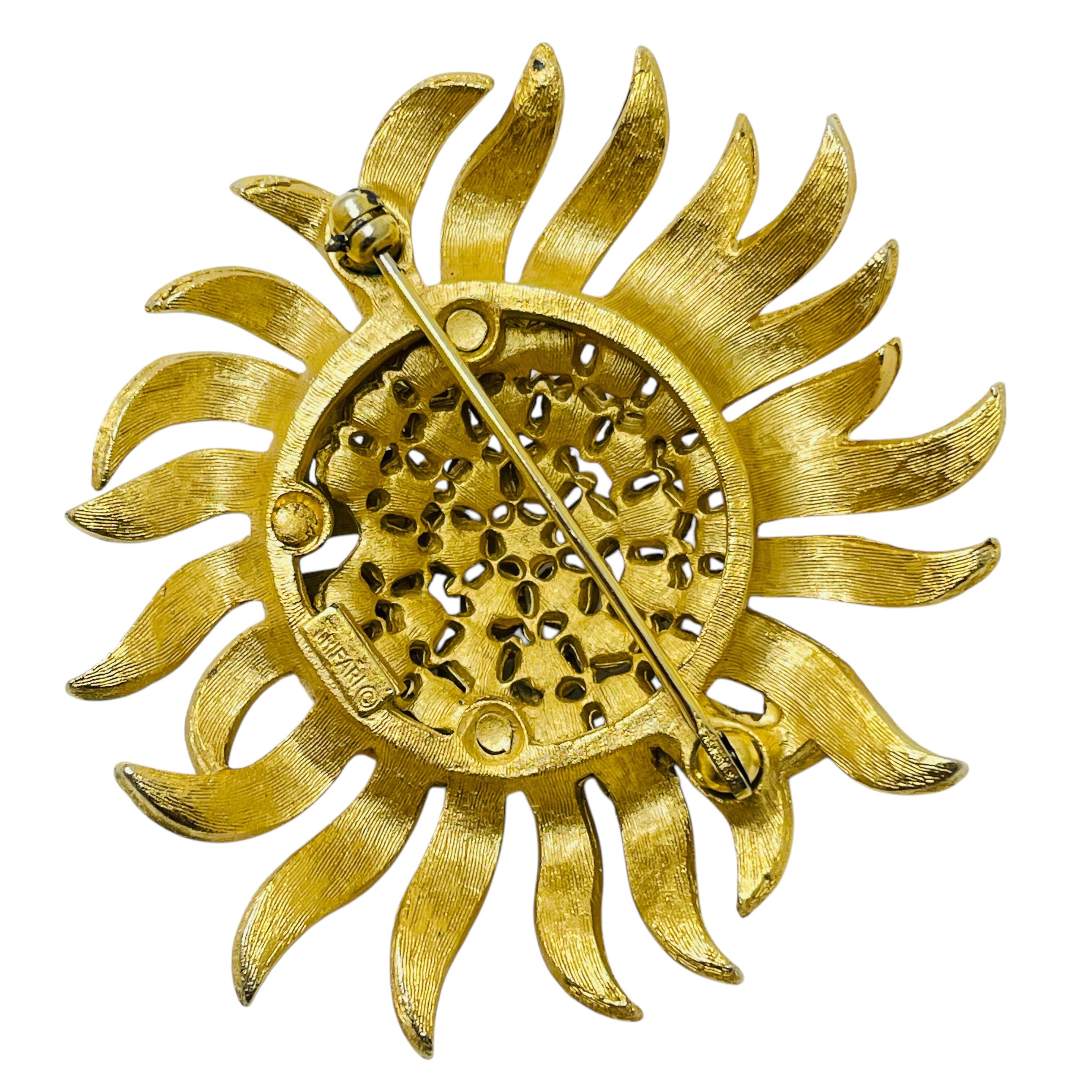 Spilla d'epoca firmata Trifari con fiore e strass color oro In condizioni buone in vendita a Palos Hills, IL