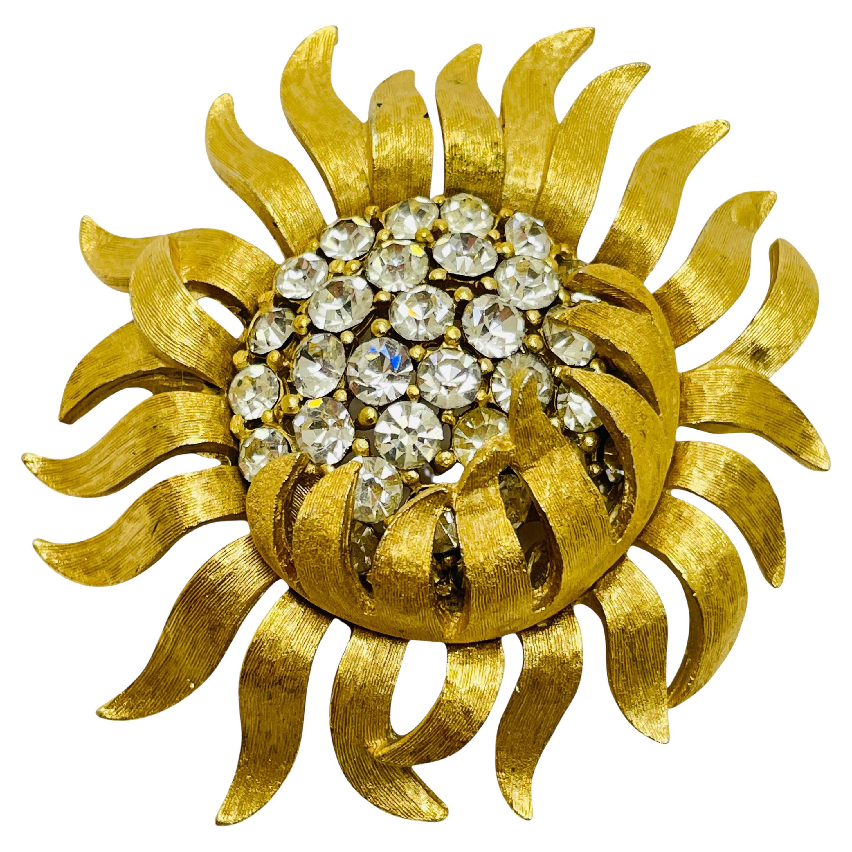 Spilla d'epoca firmata Trifari con fiore e strass color oro
